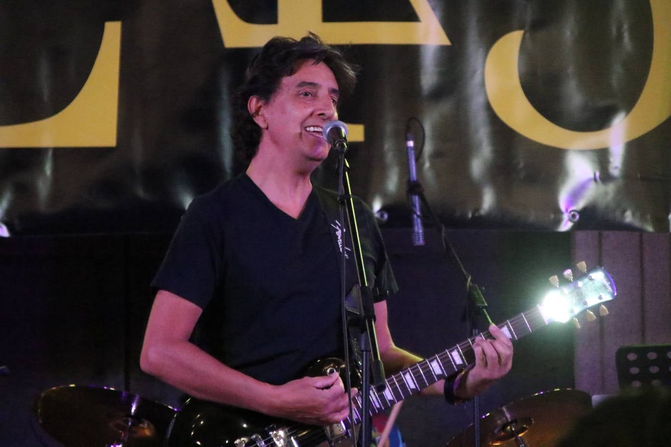 El popular barrio de 'Santa Catalina' vivió, ayer, la primera jornada de su tradicional velá con un gran ambiente festivo en el que pequeños y mayores disfrutaron de tradición, fiesta y música con los juegos infantiles y la actuación de 'Licor 43'.