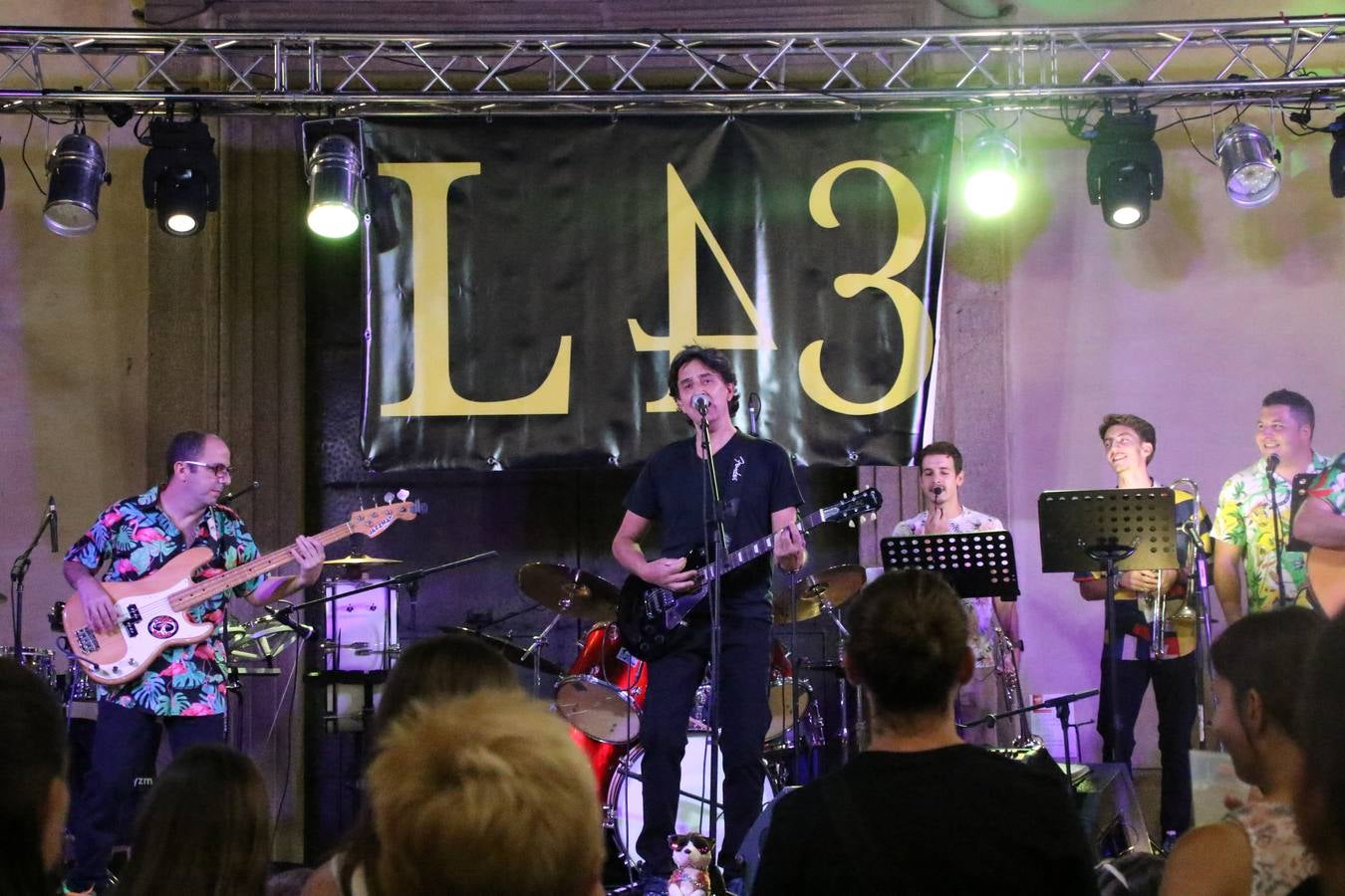 El popular barrio de 'Santa Catalina' vivió, ayer, la primera jornada de su tradicional velá con un gran ambiente festivo en el que pequeños y mayores disfrutaron de tradición, fiesta y música con los juegos infantiles y la actuación de 'Licor 43'.