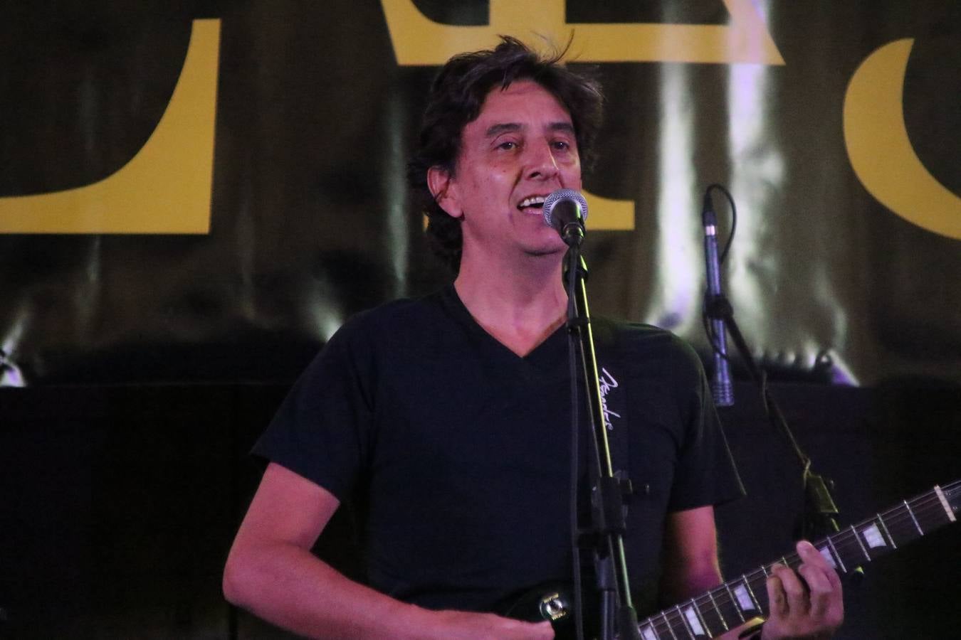 El popular barrio de 'Santa Catalina' vivió, ayer, la primera jornada de su tradicional velá con un gran ambiente festivo en el que pequeños y mayores disfrutaron de tradición, fiesta y música con los juegos infantiles y la actuación de 'Licor 43'.