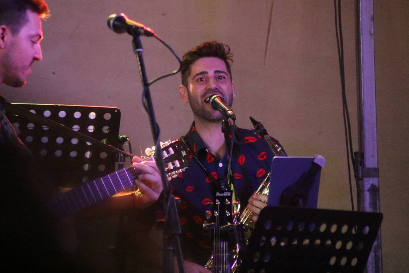 El popular barrio de 'Santa Catalina' vivió, ayer, la primera jornada de su tradicional velá con un gran ambiente festivo en el que pequeños y mayores disfrutaron de tradición, fiesta y música con los juegos infantiles y la actuación de 'Licor 43'.