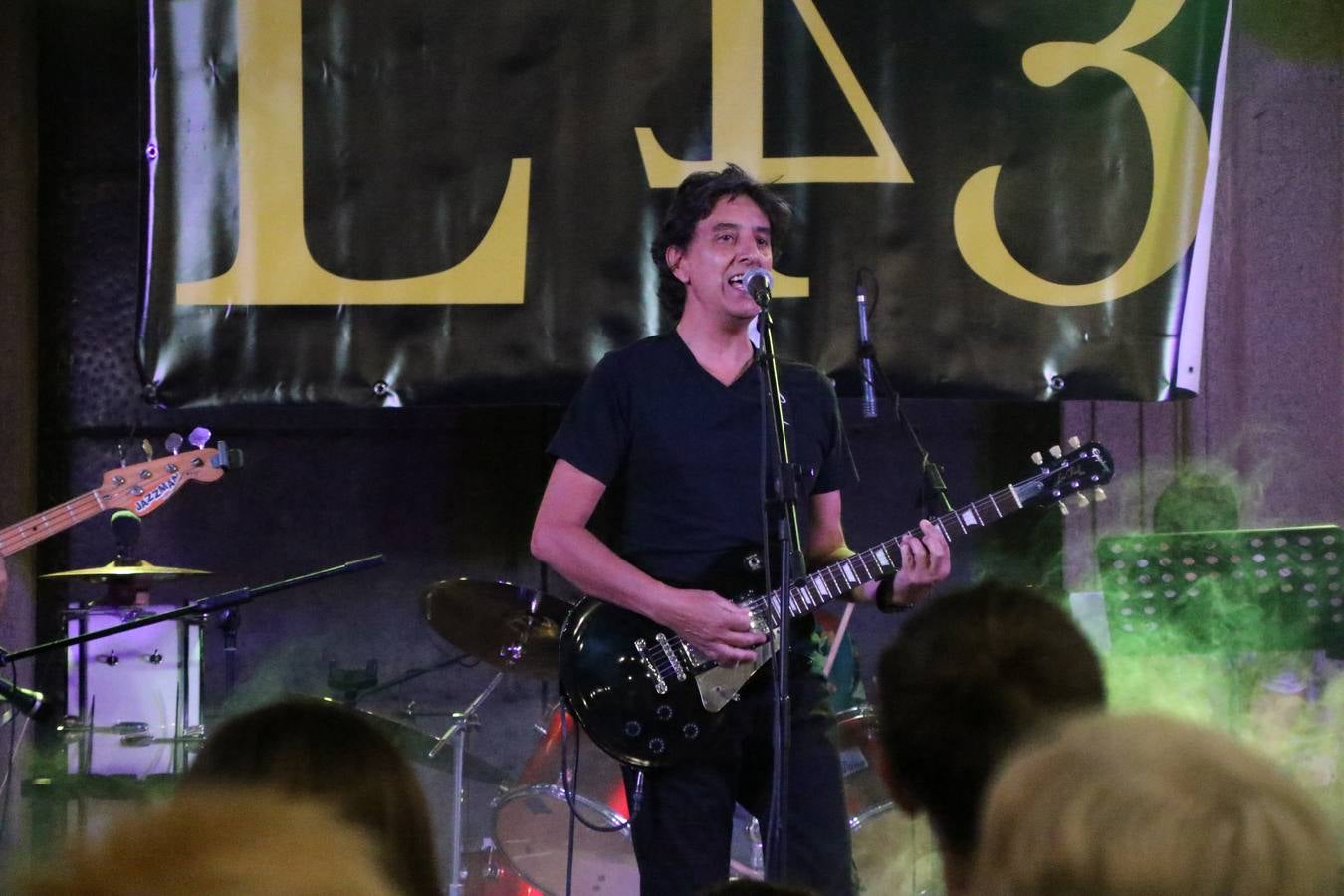 El popular barrio de 'Santa Catalina' vivió, ayer, la primera jornada de su tradicional velá con un gran ambiente festivo en el que pequeños y mayores disfrutaron de tradición, fiesta y música con los juegos infantiles y la actuación de 'Licor 43'.