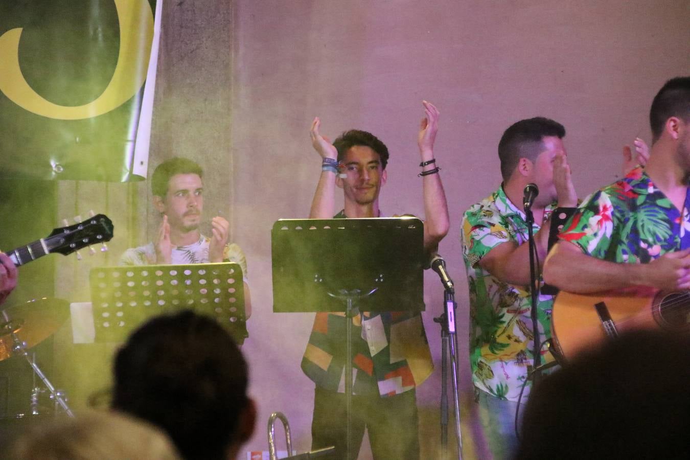 El popular barrio de 'Santa Catalina' vivió, ayer, la primera jornada de su tradicional velá con un gran ambiente festivo en el que pequeños y mayores disfrutaron de tradición, fiesta y música con los juegos infantiles y la actuación de 'Licor 43'.