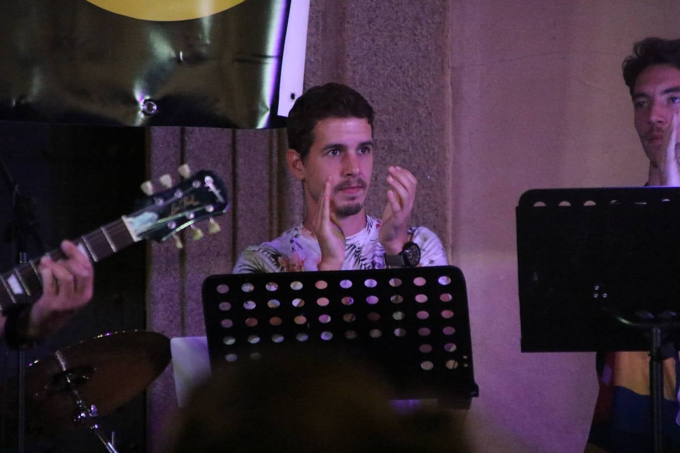 El popular barrio de 'Santa Catalina' vivió, ayer, la primera jornada de su tradicional velá con un gran ambiente festivo en el que pequeños y mayores disfrutaron de tradición, fiesta y música con los juegos infantiles y la actuación de 'Licor 43'.