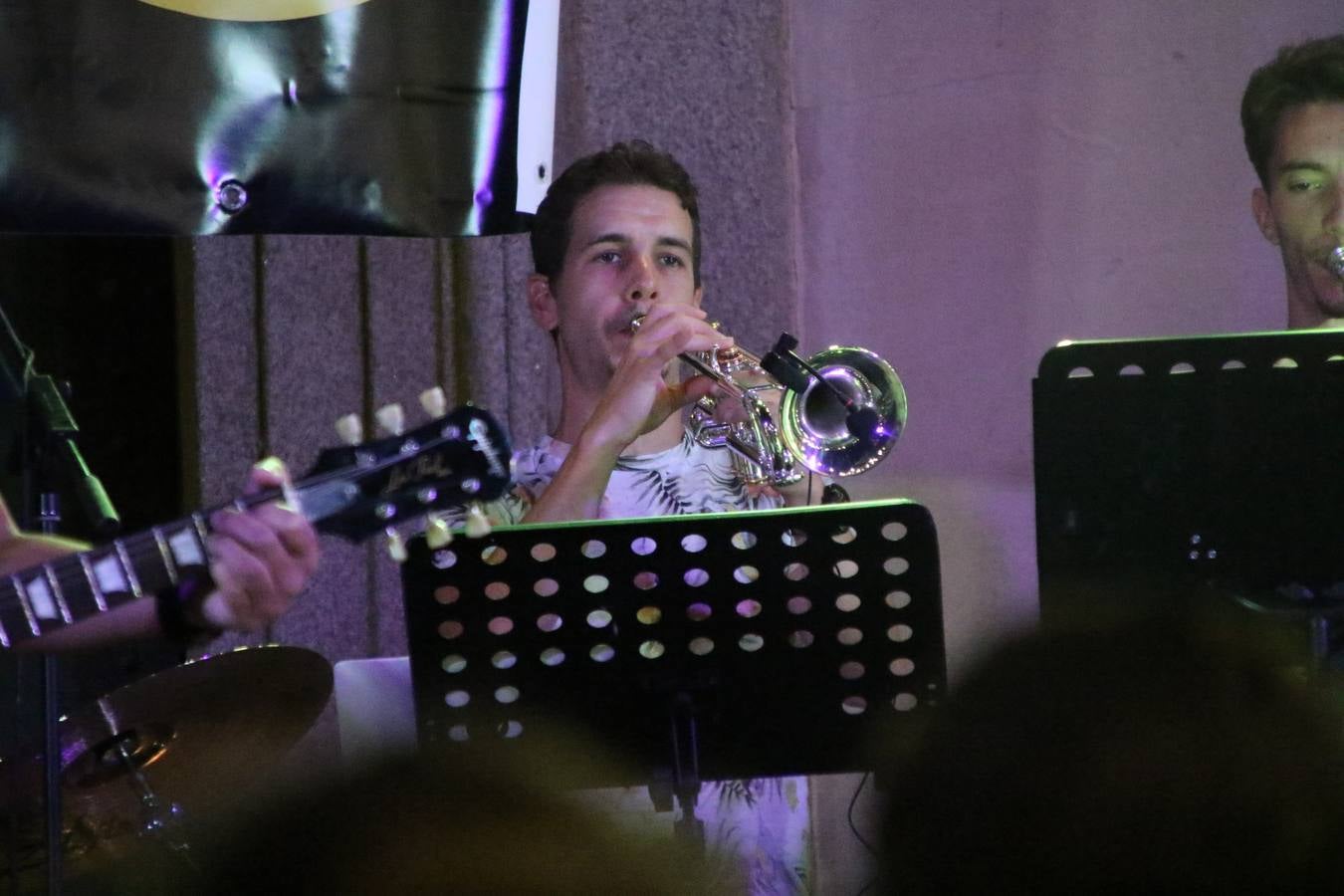 El popular barrio de 'Santa Catalina' vivió, ayer, la primera jornada de su tradicional velá con un gran ambiente festivo en el que pequeños y mayores disfrutaron de tradición, fiesta y música con los juegos infantiles y la actuación de 'Licor 43'.