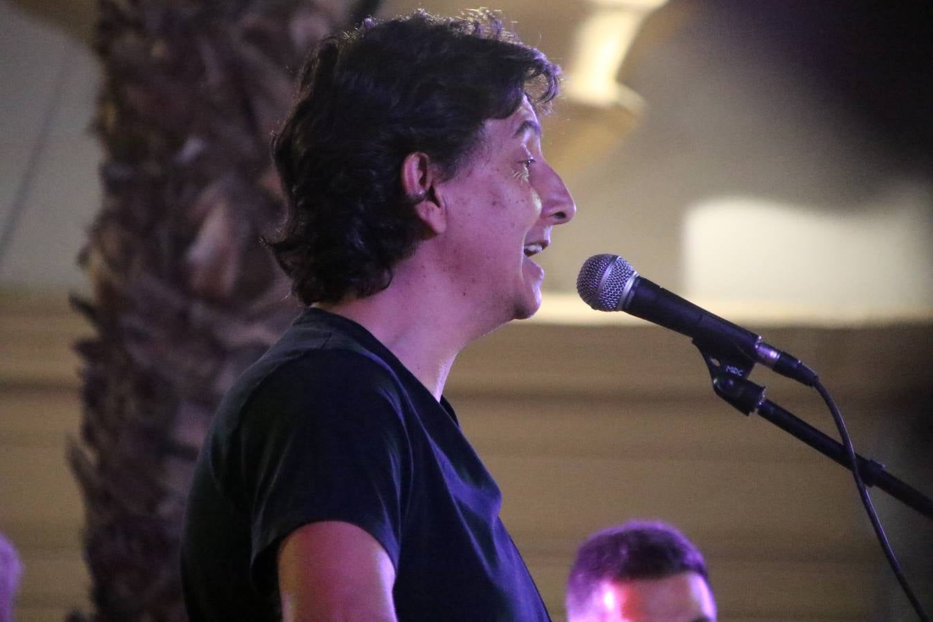 El popular barrio de 'Santa Catalina' vivió, ayer, la primera jornada de su tradicional velá con un gran ambiente festivo en el que pequeños y mayores disfrutaron de tradición, fiesta y música con los juegos infantiles y la actuación de 'Licor 43'.