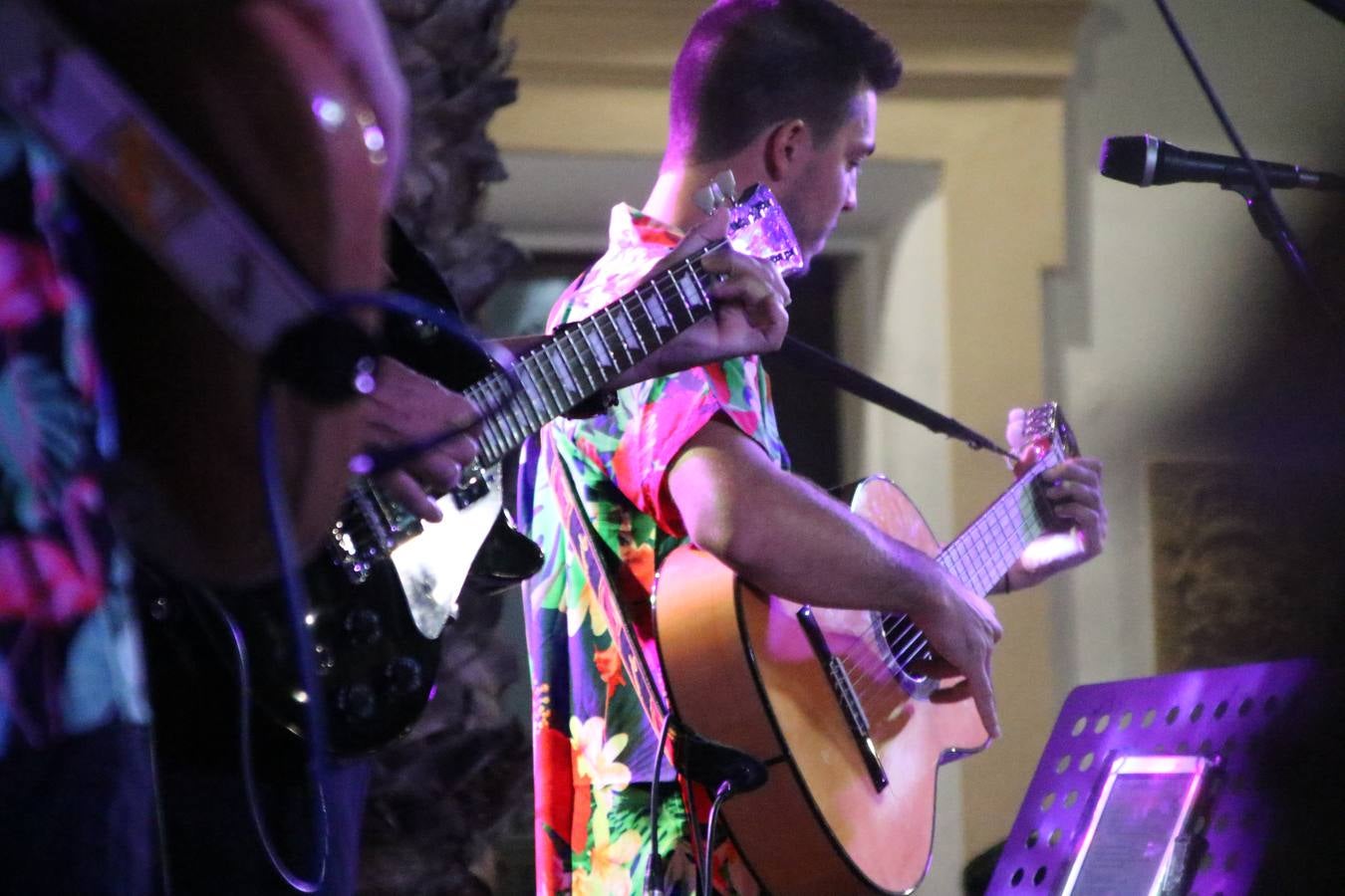 El popular barrio de 'Santa Catalina' vivió, ayer, la primera jornada de su tradicional velá con un gran ambiente festivo en el que pequeños y mayores disfrutaron de tradición, fiesta y música con los juegos infantiles y la actuación de 'Licor 43'.