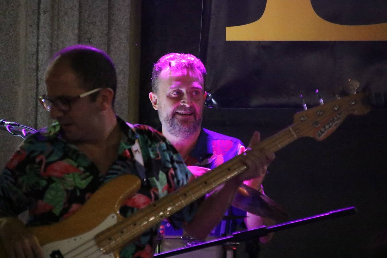 El popular barrio de 'Santa Catalina' vivió, ayer, la primera jornada de su tradicional velá con un gran ambiente festivo en el que pequeños y mayores disfrutaron de tradición, fiesta y música con los juegos infantiles y la actuación de 'Licor 43'.