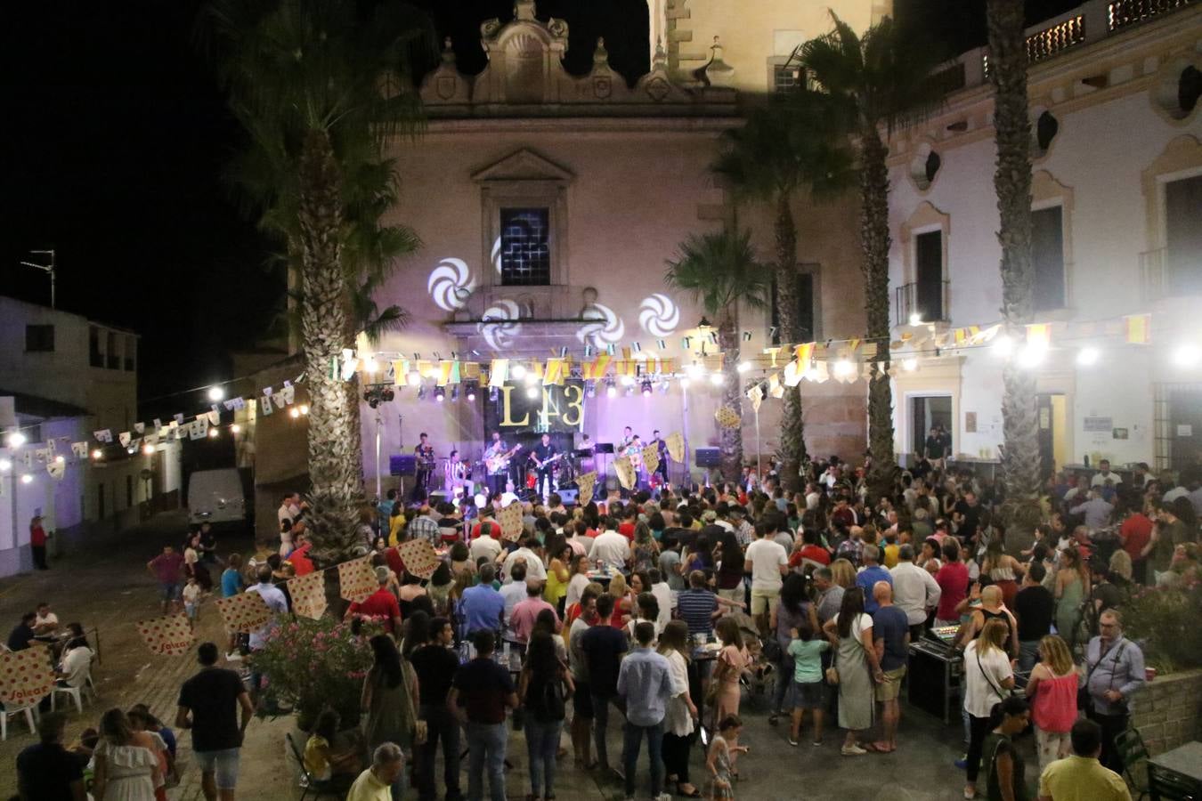 El popular barrio de 'Santa Catalina' vivió, ayer, la primera jornada de su tradicional velá con un gran ambiente festivo en el que pequeños y mayores disfrutaron de tradición, fiesta y música con los juegos infantiles y la actuación de 'Licor 43'.