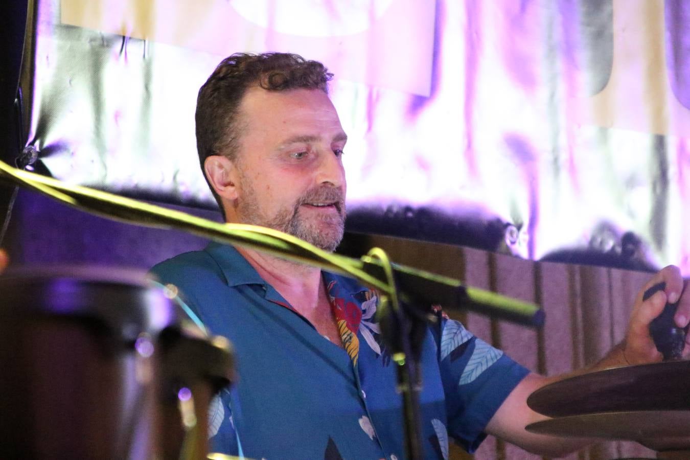 El popular barrio de 'Santa Catalina' vivió, ayer, la primera jornada de su tradicional velá con un gran ambiente festivo en el que pequeños y mayores disfrutaron de tradición, fiesta y música con los juegos infantiles y la actuación de 'Licor 43'.