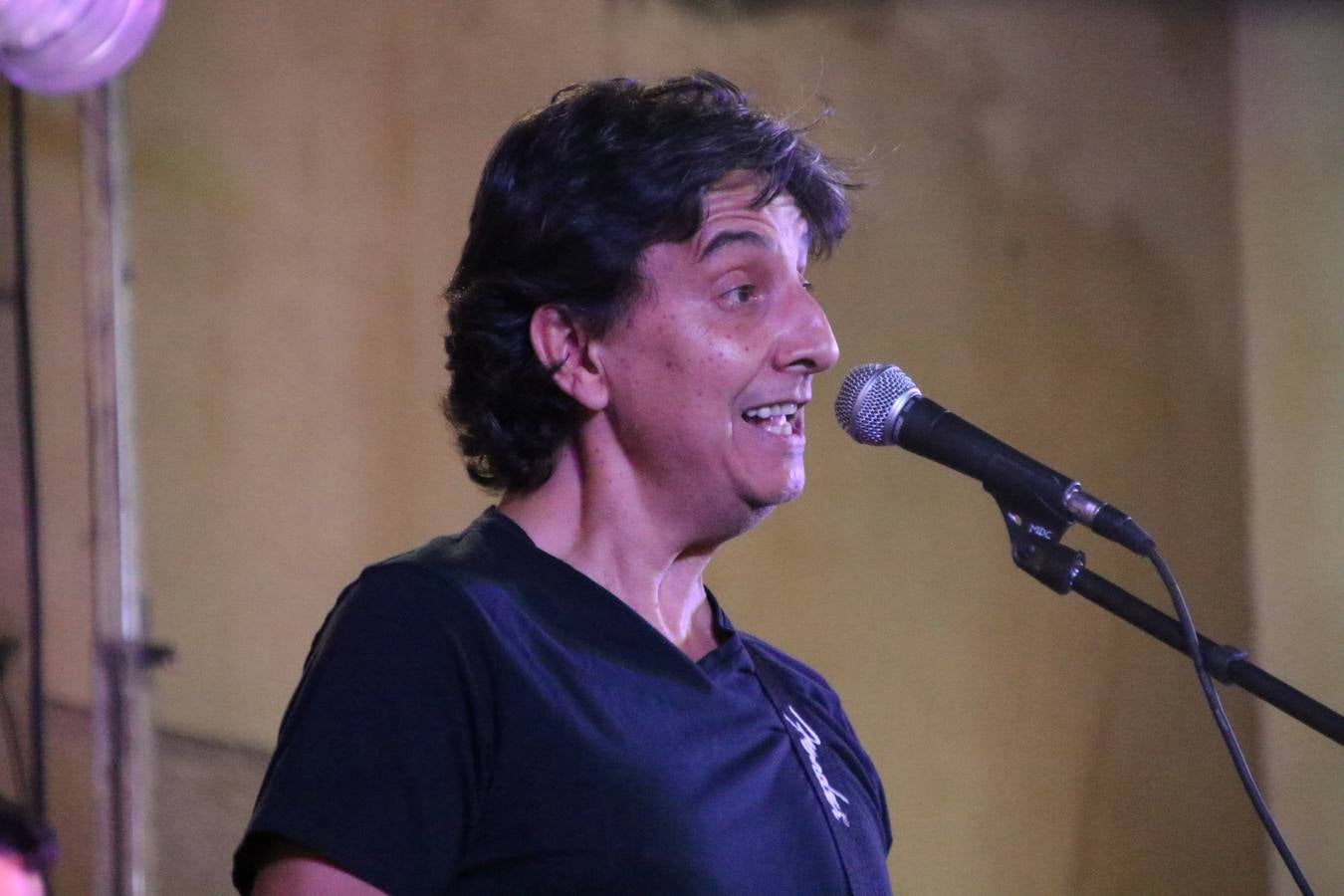 El popular barrio de 'Santa Catalina' vivió, ayer, la primera jornada de su tradicional velá con un gran ambiente festivo en el que pequeños y mayores disfrutaron de tradición, fiesta y música con los juegos infantiles y la actuación de 'Licor 43'.