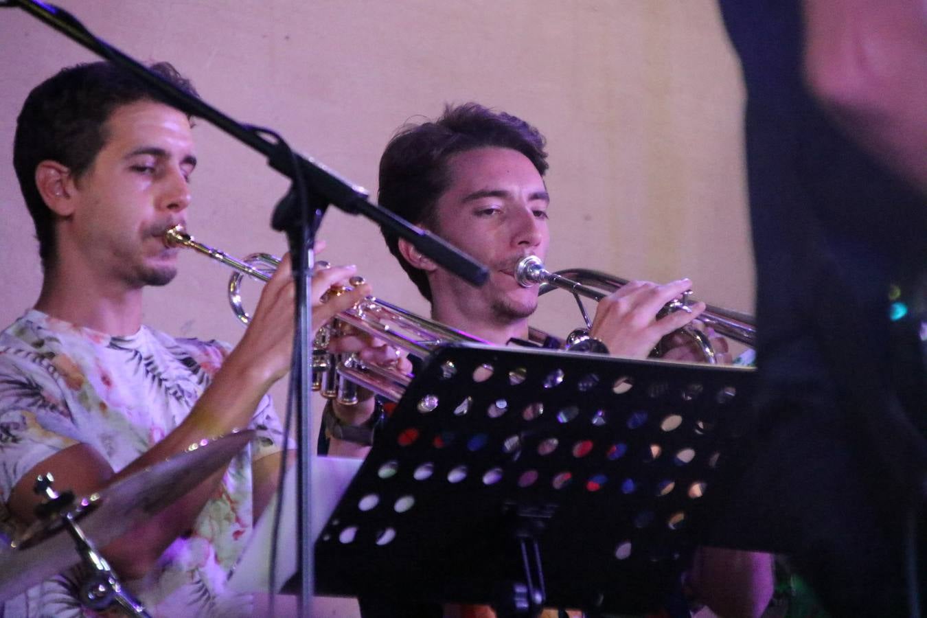 El popular barrio de 'Santa Catalina' vivió, ayer, la primera jornada de su tradicional velá con un gran ambiente festivo en el que pequeños y mayores disfrutaron de tradición, fiesta y música con los juegos infantiles y la actuación de 'Licor 43'.