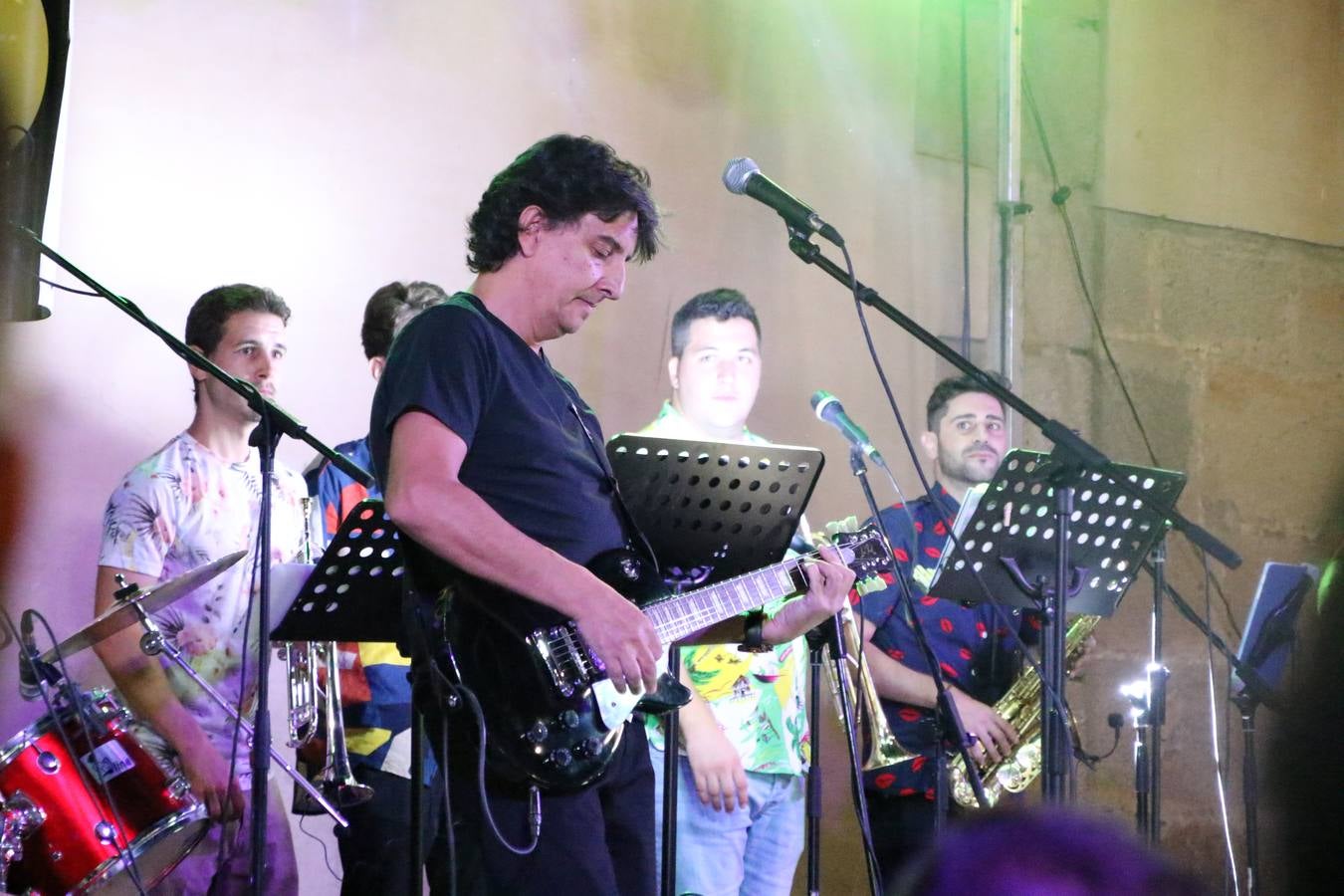 El popular barrio de 'Santa Catalina' vivió, ayer, la primera jornada de su tradicional velá con un gran ambiente festivo en el que pequeños y mayores disfrutaron de tradición, fiesta y música con los juegos infantiles y la actuación de 'Licor 43'.