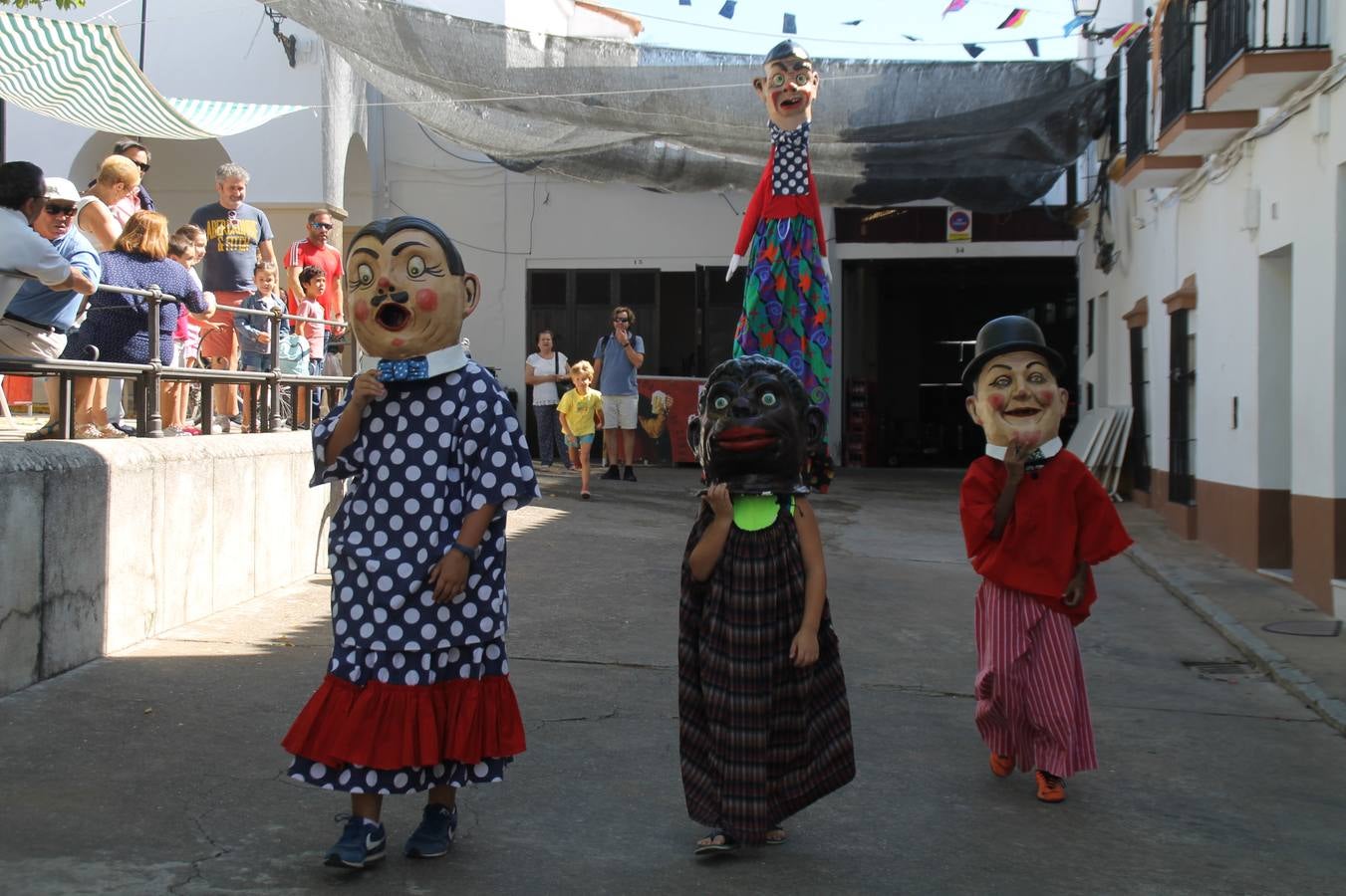 El barrio de Los Mártires ha vuelto a llenarse de fiesta, juegos y sabores típicos este fin de semana con la celebración de su tradicional 'Velá' que este año se ha vivido durante la noche del sábado y la mañana y primeras horas de la tarde del domingo.Los más pequeños del barrio callonco y de otros barrios de Jerez fueron protagonistas anoche con actividades como una exhibición de playbacks. El momento más especial fue la actuación del grupo jerezano 'Camerata Bolero' que, con un pedacito de su corazón musical prendido del Llano de Los Mártires donde ya ha deleitado con su música a sus paisanos en distintas ocasiones, anoche volvía a cantar al amor y a la vida, compartiendo la dicha de sus 25 años de andadura con sus más fieles seguidores. Con dos fantásticas voces femeninas como parte del grupo, María Jesús Méndez y María del Carmen Gordillo, Camerata Bolero esquivó la línea del tiempo con canciones eternas que solo entienden de sentimiento. El público regaló a sus componentes su aplauso y a su afecto.La ermita de los Santos Mártires ha sido testigo hoy domingo, con la luz del día, de la algarabía y la fiesta. El repique de sus campanas anunciaba por la mañana la celebración de la misa en acción de gracias, recordando la larga tradición de esta 'Velá', con más de 200 años de historia, y el singular desfile de gigantes y cabezudos invitaba a los niños y niñas a participar y a disfrutar de los juegos populares: carrera de cintas en bicicletas, carrera de sacos, el maratón callonco, y a divertirse también con distintas atracciones de agua y un cañón de espuma. La venta de los ricos dulces martileros y el servicio de barra atendido por los vecinos del barrio han puesto sabor a la celebración.