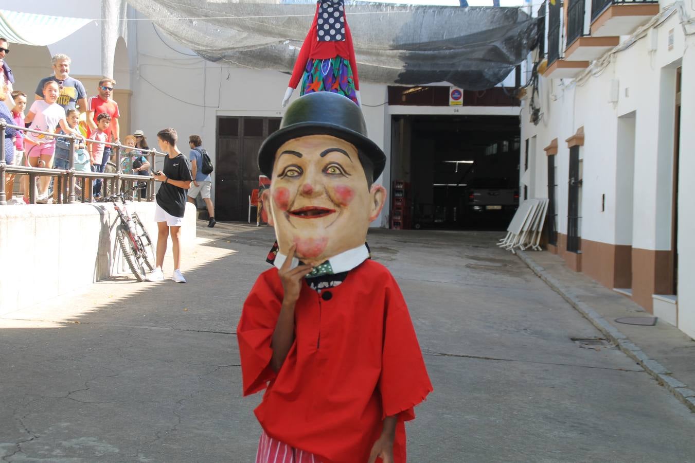 El barrio de Los Mártires ha vuelto a llenarse de fiesta, juegos y sabores típicos este fin de semana con la celebración de su tradicional 'Velá' que este año se ha vivido durante la noche del sábado y la mañana y primeras horas de la tarde del domingo.Los más pequeños del barrio callonco y de otros barrios de Jerez fueron protagonistas anoche con actividades como una exhibición de playbacks. El momento más especial fue la actuación del grupo jerezano 'Camerata Bolero' que, con un pedacito de su corazón musical prendido del Llano de Los Mártires donde ya ha deleitado con su música a sus paisanos en distintas ocasiones, anoche volvía a cantar al amor y a la vida, compartiendo la dicha de sus 25 años de andadura con sus más fieles seguidores. Con dos fantásticas voces femeninas como parte del grupo, María Jesús Méndez y María del Carmen Gordillo, Camerata Bolero esquivó la línea del tiempo con canciones eternas que solo entienden de sentimiento. El público regaló a sus componentes su aplauso y a su afecto.La ermita de los Santos Mártires ha sido testigo hoy domingo, con la luz del día, de la algarabía y la fiesta. El repique de sus campanas anunciaba por la mañana la celebración de la misa en acción de gracias, recordando la larga tradición de esta 'Velá', con más de 200 años de historia, y el singular desfile de gigantes y cabezudos invitaba a los niños y niñas a participar y a disfrutar de los juegos populares: carrera de cintas en bicicletas, carrera de sacos, el maratón callonco, y a divertirse también con distintas atracciones de agua y un cañón de espuma. La venta de los ricos dulces martileros y el servicio de barra atendido por los vecinos del barrio han puesto sabor a la celebración.