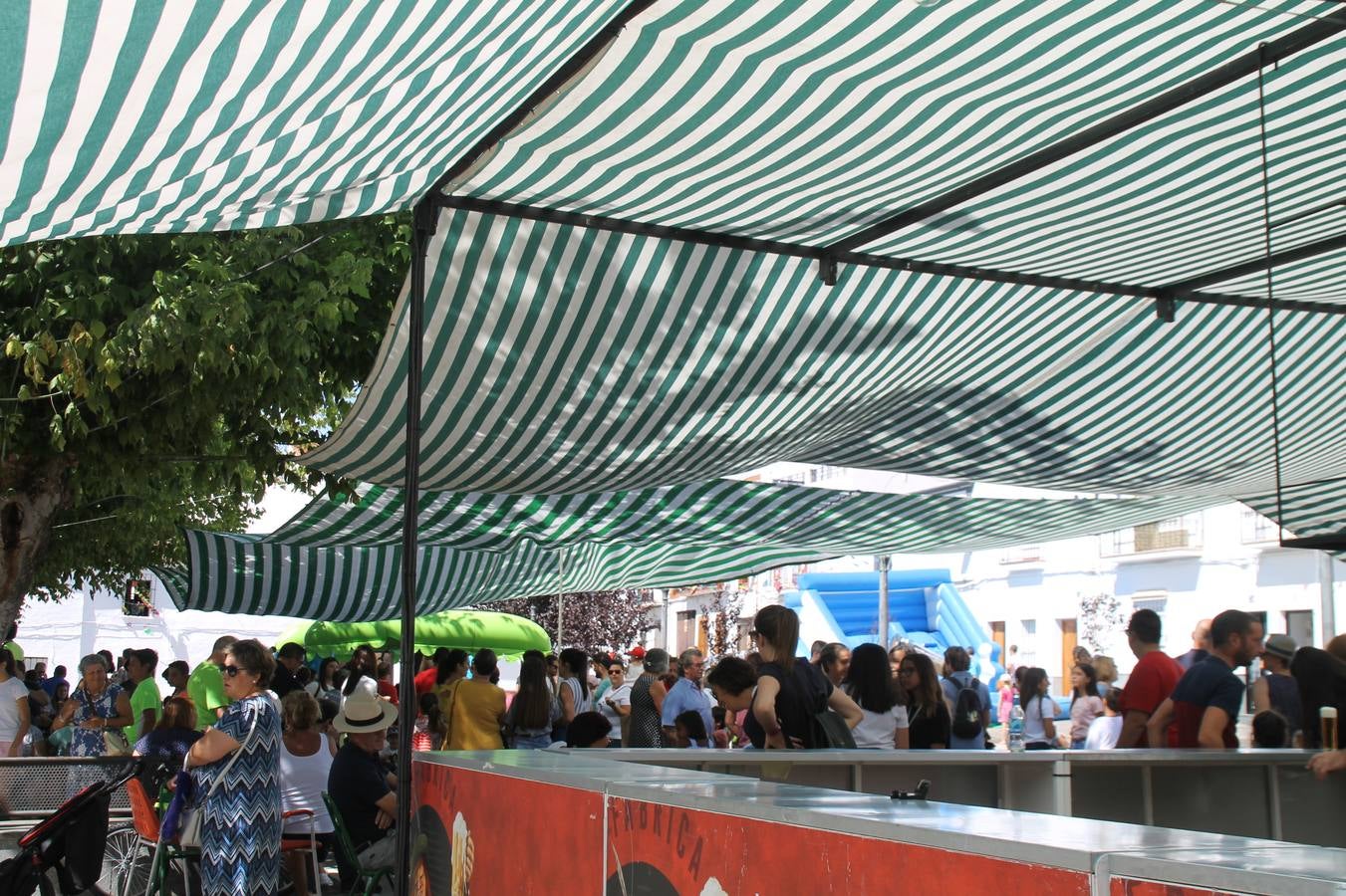 El barrio de Los Mártires ha vuelto a llenarse de fiesta, juegos y sabores típicos este fin de semana con la celebración de su tradicional 'Velá' que este año se ha vivido durante la noche del sábado y la mañana y primeras horas de la tarde del domingo.Los más pequeños del barrio callonco y de otros barrios de Jerez fueron protagonistas anoche con actividades como una exhibición de playbacks. El momento más especial fue la actuación del grupo jerezano 'Camerata Bolero' que, con un pedacito de su corazón musical prendido del Llano de Los Mártires donde ya ha deleitado con su música a sus paisanos en distintas ocasiones, anoche volvía a cantar al amor y a la vida, compartiendo la dicha de sus 25 años de andadura con sus más fieles seguidores. Con dos fantásticas voces femeninas como parte del grupo, María Jesús Méndez y María del Carmen Gordillo, Camerata Bolero esquivó la línea del tiempo con canciones eternas que solo entienden de sentimiento. El público regaló a sus componentes su aplauso y a su afecto.La ermita de los Santos Mártires ha sido testigo hoy domingo, con la luz del día, de la algarabía y la fiesta. El repique de sus campanas anunciaba por la mañana la celebración de la misa en acción de gracias, recordando la larga tradición de esta 'Velá', con más de 200 años de historia, y el singular desfile de gigantes y cabezudos invitaba a los niños y niñas a participar y a disfrutar de los juegos populares: carrera de cintas en bicicletas, carrera de sacos, el maratón callonco, y a divertirse también con distintas atracciones de agua y un cañón de espuma. La venta de los ricos dulces martileros y el servicio de barra atendido por los vecinos del barrio han puesto sabor a la celebración.