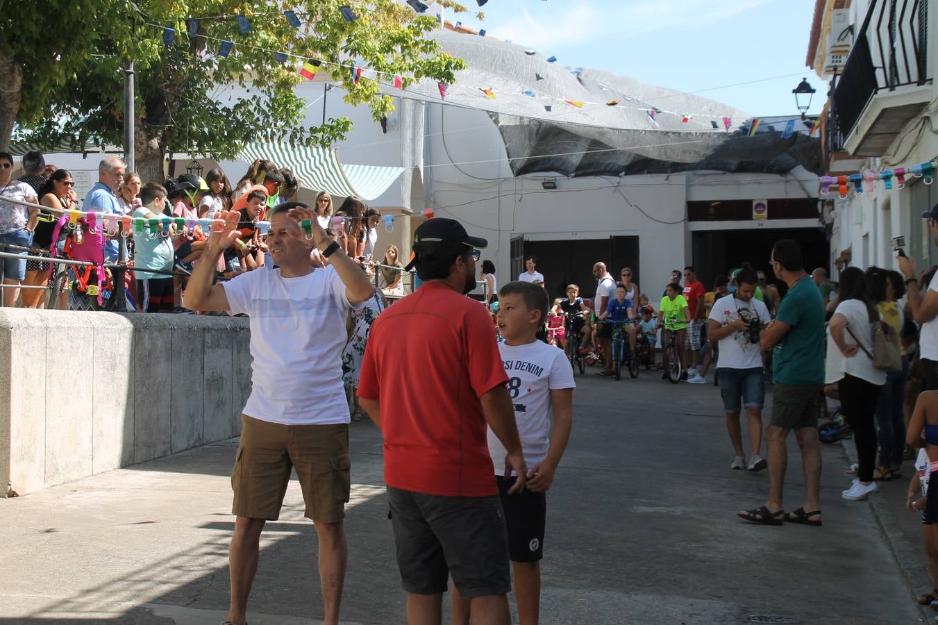 El barrio de Los Mártires ha vuelto a llenarse de fiesta, juegos y sabores típicos este fin de semana con la celebración de su tradicional 'Velá' que este año se ha vivido durante la noche del sábado y la mañana y primeras horas de la tarde del domingo.Los más pequeños del barrio callonco y de otros barrios de Jerez fueron protagonistas anoche con actividades como una exhibición de playbacks. El momento más especial fue la actuación del grupo jerezano 'Camerata Bolero' que, con un pedacito de su corazón musical prendido del Llano de Los Mártires donde ya ha deleitado con su música a sus paisanos en distintas ocasiones, anoche volvía a cantar al amor y a la vida, compartiendo la dicha de sus 25 años de andadura con sus más fieles seguidores. Con dos fantásticas voces femeninas como parte del grupo, María Jesús Méndez y María del Carmen Gordillo, Camerata Bolero esquivó la línea del tiempo con canciones eternas que solo entienden de sentimiento. El público regaló a sus componentes su aplauso y a su afecto.La ermita de los Santos Mártires ha sido testigo hoy domingo, con la luz del día, de la algarabía y la fiesta. El repique de sus campanas anunciaba por la mañana la celebración de la misa en acción de gracias, recordando la larga tradición de esta 'Velá', con más de 200 años de historia, y el singular desfile de gigantes y cabezudos invitaba a los niños y niñas a participar y a disfrutar de los juegos populares: carrera de cintas en bicicletas, carrera de sacos, el maratón callonco, y a divertirse también con distintas atracciones de agua y un cañón de espuma. La venta de los ricos dulces martileros y el servicio de barra atendido por los vecinos del barrio han puesto sabor a la celebración.