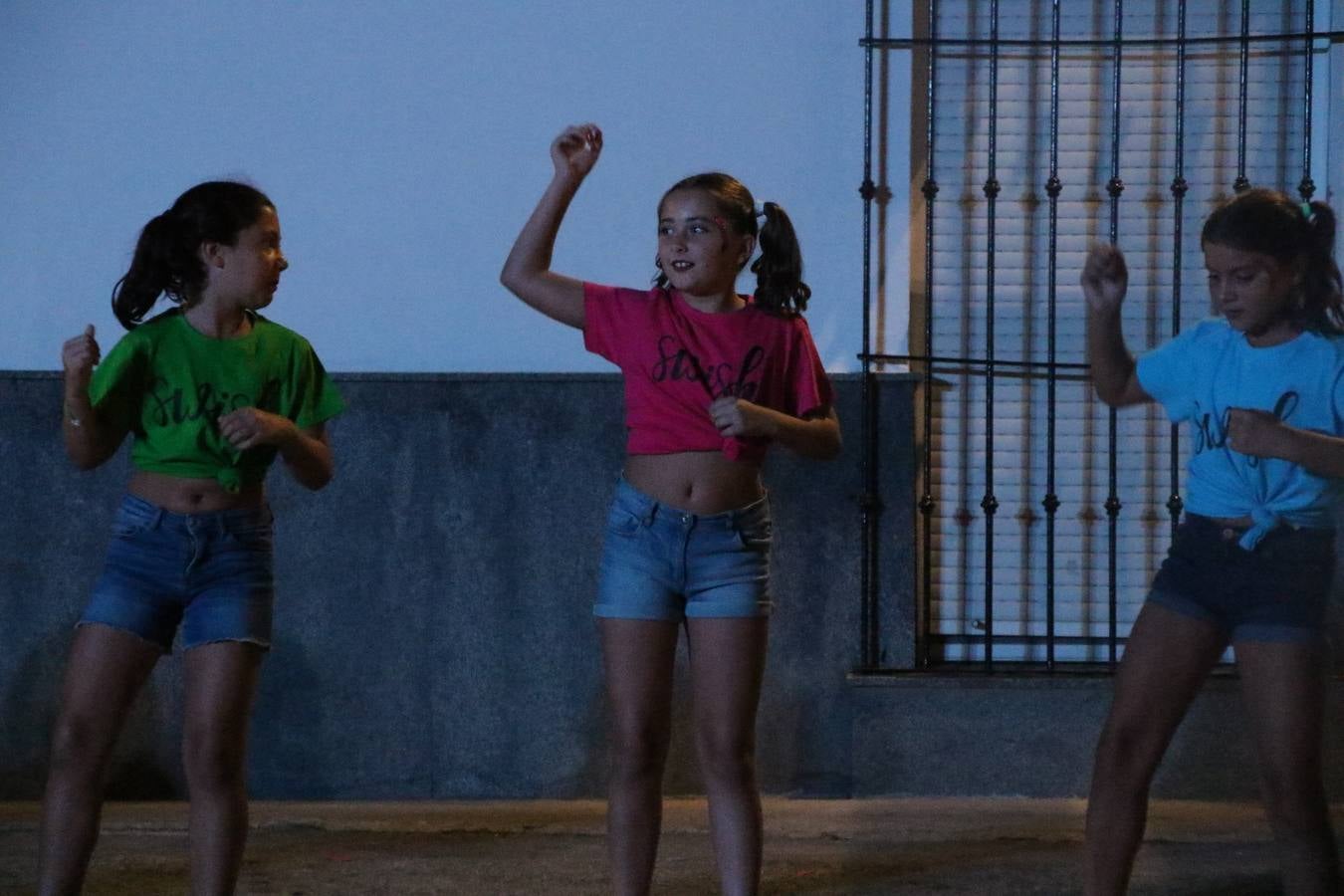 El barrio de Los Mártires ha vuelto a llenarse de fiesta, juegos y sabores típicos este fin de semana con la celebración de su tradicional 'Velá' que este año se ha vivido durante la noche del sábado y la mañana y primeras horas de la tarde del domingo.Los más pequeños del barrio callonco y de otros barrios de Jerez fueron protagonistas anoche con actividades como una exhibición de playbacks. El momento más especial fue la actuación del grupo jerezano 'Camerata Bolero' que, con un pedacito de su corazón musical prendido del Llano de Los Mártires donde ya ha deleitado con su música a sus paisanos en distintas ocasiones, anoche volvía a cantar al amor y a la vida, compartiendo la dicha de sus 25 años de andadura con sus más fieles seguidores. Con dos fantásticas voces femeninas como parte del grupo, María Jesús Méndez y María del Carmen Gordillo, Camerata Bolero esquivó la línea del tiempo con canciones eternas que solo entienden de sentimiento. El público regaló a sus componentes su aplauso y a su afecto.La ermita de los Santos Mártires ha sido testigo hoy domingo, con la luz del día, de la algarabía y la fiesta. El repique de sus campanas anunciaba por la mañana la celebración de la misa en acción de gracias, recordando la larga tradición de esta 'Velá', con más de 200 años de historia, y el singular desfile de gigantes y cabezudos invitaba a los niños y niñas a participar y a disfrutar de los juegos populares: carrera de cintas en bicicletas, carrera de sacos, el maratón callonco, y a divertirse también con distintas atracciones de agua y un cañón de espuma. La venta de los ricos dulces martileros y el servicio de barra atendido por los vecinos del barrio han puesto sabor a la celebración.