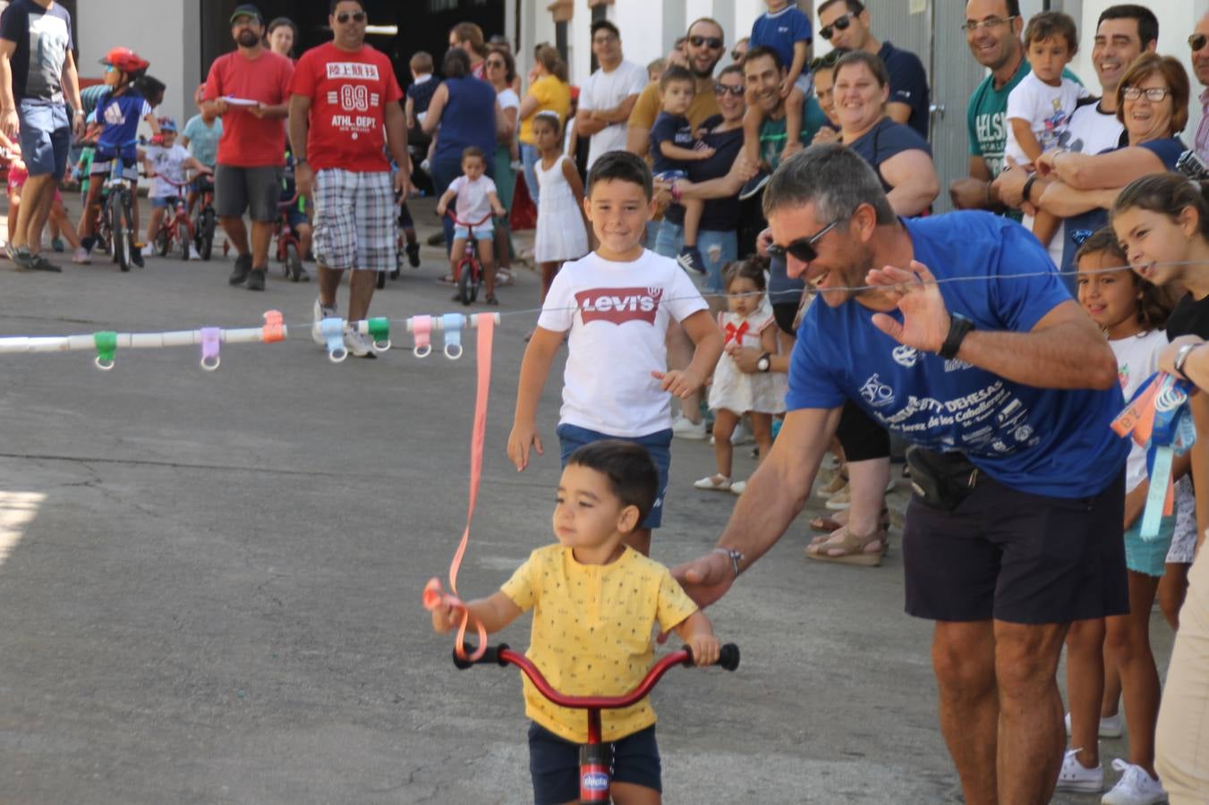 El barrio de Los Mártires ha vuelto a llenarse de fiesta, juegos y sabores típicos este fin de semana con la celebración de su tradicional 'Velá' que este año se ha vivido durante la noche del sábado y la mañana y primeras horas de la tarde del domingo.Los más pequeños del barrio callonco y de otros barrios de Jerez fueron protagonistas anoche con actividades como una exhibición de playbacks. El momento más especial fue la actuación del grupo jerezano 'Camerata Bolero' que, con un pedacito de su corazón musical prendido del Llano de Los Mártires donde ya ha deleitado con su música a sus paisanos en distintas ocasiones, anoche volvía a cantar al amor y a la vida, compartiendo la dicha de sus 25 años de andadura con sus más fieles seguidores. Con dos fantásticas voces femeninas como parte del grupo, María Jesús Méndez y María del Carmen Gordillo, Camerata Bolero esquivó la línea del tiempo con canciones eternas que solo entienden de sentimiento. El público regaló a sus componentes su aplauso y a su afecto.La ermita de los Santos Mártires ha sido testigo hoy domingo, con la luz del día, de la algarabía y la fiesta. El repique de sus campanas anunciaba por la mañana la celebración de la misa en acción de gracias, recordando la larga tradición de esta 'Velá', con más de 200 años de historia, y el singular desfile de gigantes y cabezudos invitaba a los niños y niñas a participar y a disfrutar de los juegos populares: carrera de cintas en bicicletas, carrera de sacos, el maratón callonco, y a divertirse también con distintas atracciones de agua y un cañón de espuma. La venta de los ricos dulces martileros y el servicio de barra atendido por los vecinos del barrio han puesto sabor a la celebración.