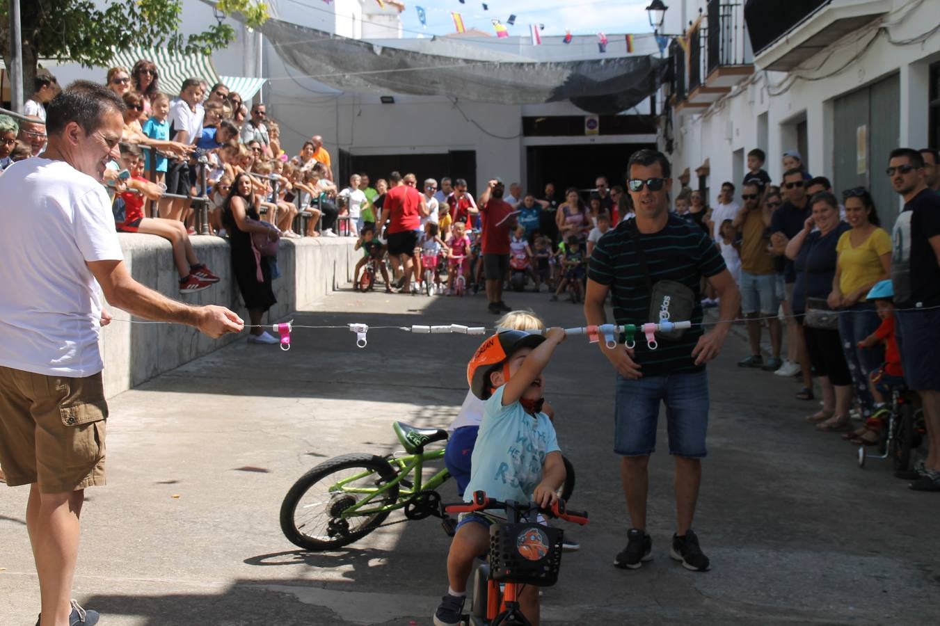El barrio de Los Mártires ha vuelto a llenarse de fiesta, juegos y sabores típicos este fin de semana con la celebración de su tradicional 'Velá' que este año se ha vivido durante la noche del sábado y la mañana y primeras horas de la tarde del domingo.Los más pequeños del barrio callonco y de otros barrios de Jerez fueron protagonistas anoche con actividades como una exhibición de playbacks. El momento más especial fue la actuación del grupo jerezano 'Camerata Bolero' que, con un pedacito de su corazón musical prendido del Llano de Los Mártires donde ya ha deleitado con su música a sus paisanos en distintas ocasiones, anoche volvía a cantar al amor y a la vida, compartiendo la dicha de sus 25 años de andadura con sus más fieles seguidores. Con dos fantásticas voces femeninas como parte del grupo, María Jesús Méndez y María del Carmen Gordillo, Camerata Bolero esquivó la línea del tiempo con canciones eternas que solo entienden de sentimiento. El público regaló a sus componentes su aplauso y a su afecto.La ermita de los Santos Mártires ha sido testigo hoy domingo, con la luz del día, de la algarabía y la fiesta. El repique de sus campanas anunciaba por la mañana la celebración de la misa en acción de gracias, recordando la larga tradición de esta 'Velá', con más de 200 años de historia, y el singular desfile de gigantes y cabezudos invitaba a los niños y niñas a participar y a disfrutar de los juegos populares: carrera de cintas en bicicletas, carrera de sacos, el maratón callonco, y a divertirse también con distintas atracciones de agua y un cañón de espuma. La venta de los ricos dulces martileros y el servicio de barra atendido por los vecinos del barrio han puesto sabor a la celebración.