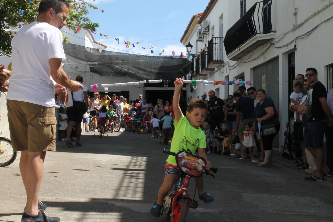 El barrio de Los Mártires ha vuelto a llenarse de fiesta, juegos y sabores típicos este fin de semana con la celebración de su tradicional 'Velá' que este año se ha vivido durante la noche del sábado y la mañana y primeras horas de la tarde del domingo.Los más pequeños del barrio callonco y de otros barrios de Jerez fueron protagonistas anoche con actividades como una exhibición de playbacks. El momento más especial fue la actuación del grupo jerezano 'Camerata Bolero' que, con un pedacito de su corazón musical prendido del Llano de Los Mártires donde ya ha deleitado con su música a sus paisanos en distintas ocasiones, anoche volvía a cantar al amor y a la vida, compartiendo la dicha de sus 25 años de andadura con sus más fieles seguidores. Con dos fantásticas voces femeninas como parte del grupo, María Jesús Méndez y María del Carmen Gordillo, Camerata Bolero esquivó la línea del tiempo con canciones eternas que solo entienden de sentimiento. El público regaló a sus componentes su aplauso y a su afecto.La ermita de los Santos Mártires ha sido testigo hoy domingo, con la luz del día, de la algarabía y la fiesta. El repique de sus campanas anunciaba por la mañana la celebración de la misa en acción de gracias, recordando la larga tradición de esta 'Velá', con más de 200 años de historia, y el singular desfile de gigantes y cabezudos invitaba a los niños y niñas a participar y a disfrutar de los juegos populares: carrera de cintas en bicicletas, carrera de sacos, el maratón callonco, y a divertirse también con distintas atracciones de agua y un cañón de espuma. La venta de los ricos dulces martileros y el servicio de barra atendido por los vecinos del barrio han puesto sabor a la celebración.