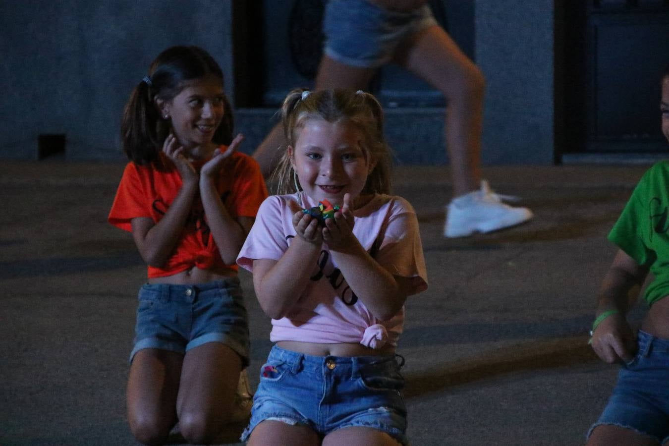 El barrio de Los Mártires ha vuelto a llenarse de fiesta, juegos y sabores típicos este fin de semana con la celebración de su tradicional 'Velá' que este año se ha vivido durante la noche del sábado y la mañana y primeras horas de la tarde del domingo.Los más pequeños del barrio callonco y de otros barrios de Jerez fueron protagonistas anoche con actividades como una exhibición de playbacks. El momento más especial fue la actuación del grupo jerezano 'Camerata Bolero' que, con un pedacito de su corazón musical prendido del Llano de Los Mártires donde ya ha deleitado con su música a sus paisanos en distintas ocasiones, anoche volvía a cantar al amor y a la vida, compartiendo la dicha de sus 25 años de andadura con sus más fieles seguidores. Con dos fantásticas voces femeninas como parte del grupo, María Jesús Méndez y María del Carmen Gordillo, Camerata Bolero esquivó la línea del tiempo con canciones eternas que solo entienden de sentimiento. El público regaló a sus componentes su aplauso y a su afecto.La ermita de los Santos Mártires ha sido testigo hoy domingo, con la luz del día, de la algarabía y la fiesta. El repique de sus campanas anunciaba por la mañana la celebración de la misa en acción de gracias, recordando la larga tradición de esta 'Velá', con más de 200 años de historia, y el singular desfile de gigantes y cabezudos invitaba a los niños y niñas a participar y a disfrutar de los juegos populares: carrera de cintas en bicicletas, carrera de sacos, el maratón callonco, y a divertirse también con distintas atracciones de agua y un cañón de espuma. La venta de los ricos dulces martileros y el servicio de barra atendido por los vecinos del barrio han puesto sabor a la celebración.
