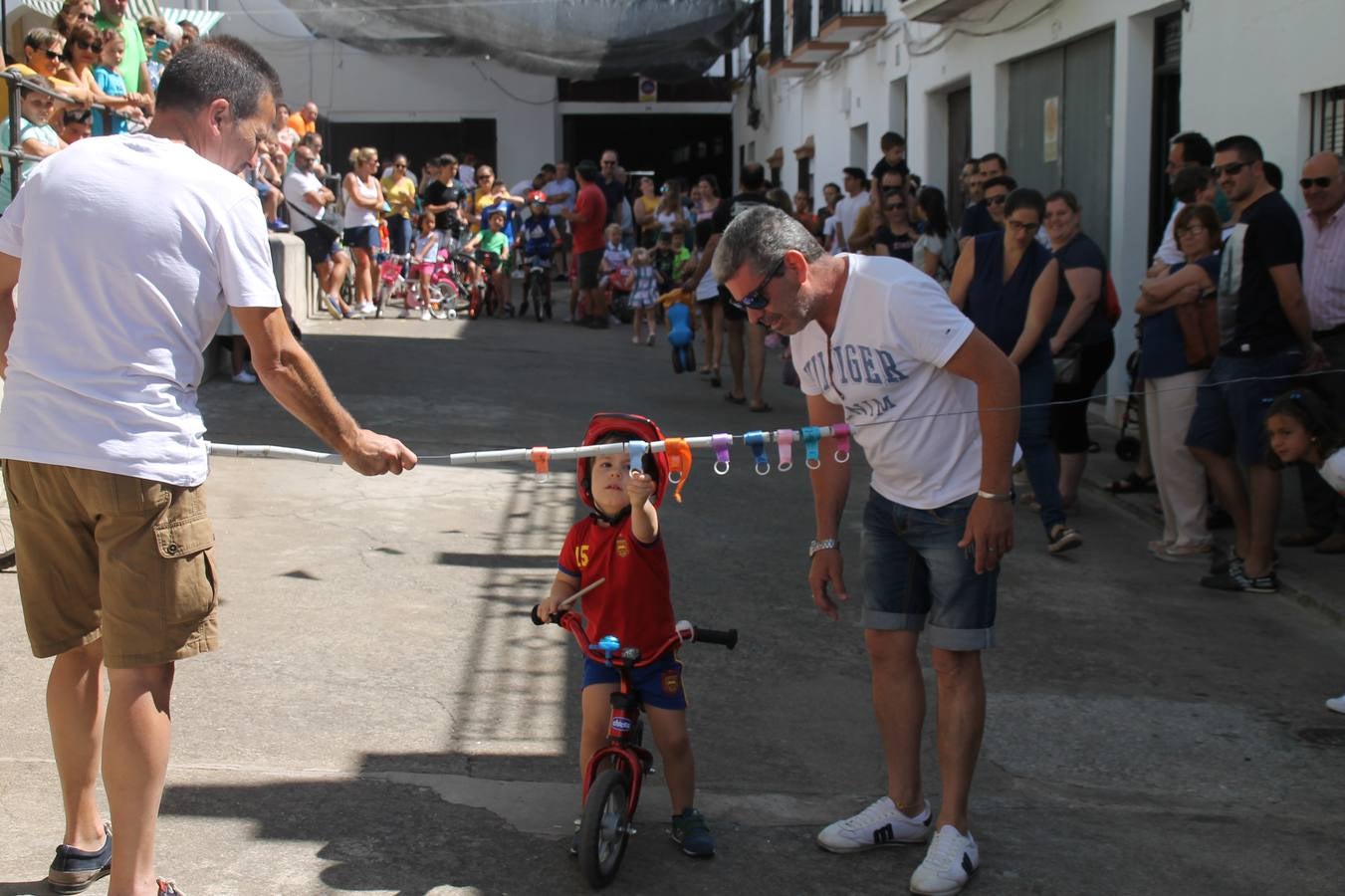 El barrio de Los Mártires ha vuelto a llenarse de fiesta, juegos y sabores típicos este fin de semana con la celebración de su tradicional 'Velá' que este año se ha vivido durante la noche del sábado y la mañana y primeras horas de la tarde del domingo.Los más pequeños del barrio callonco y de otros barrios de Jerez fueron protagonistas anoche con actividades como una exhibición de playbacks. El momento más especial fue la actuación del grupo jerezano 'Camerata Bolero' que, con un pedacito de su corazón musical prendido del Llano de Los Mártires donde ya ha deleitado con su música a sus paisanos en distintas ocasiones, anoche volvía a cantar al amor y a la vida, compartiendo la dicha de sus 25 años de andadura con sus más fieles seguidores. Con dos fantásticas voces femeninas como parte del grupo, María Jesús Méndez y María del Carmen Gordillo, Camerata Bolero esquivó la línea del tiempo con canciones eternas que solo entienden de sentimiento. El público regaló a sus componentes su aplauso y a su afecto.La ermita de los Santos Mártires ha sido testigo hoy domingo, con la luz del día, de la algarabía y la fiesta. El repique de sus campanas anunciaba por la mañana la celebración de la misa en acción de gracias, recordando la larga tradición de esta 'Velá', con más de 200 años de historia, y el singular desfile de gigantes y cabezudos invitaba a los niños y niñas a participar y a disfrutar de los juegos populares: carrera de cintas en bicicletas, carrera de sacos, el maratón callonco, y a divertirse también con distintas atracciones de agua y un cañón de espuma. La venta de los ricos dulces martileros y el servicio de barra atendido por los vecinos del barrio han puesto sabor a la celebración.