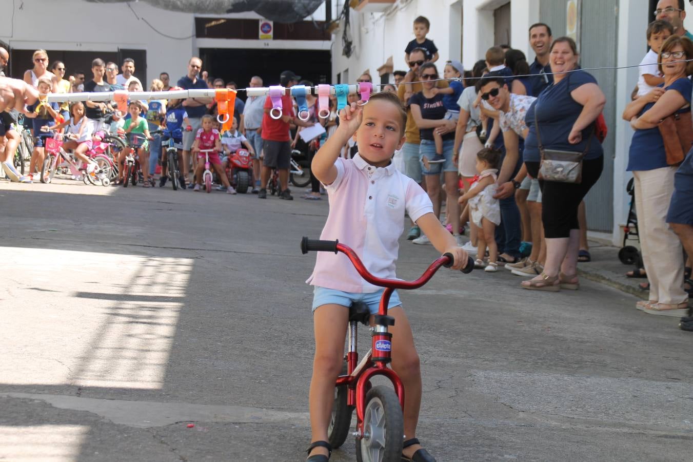 El barrio de Los Mártires ha vuelto a llenarse de fiesta, juegos y sabores típicos este fin de semana con la celebración de su tradicional 'Velá' que este año se ha vivido durante la noche del sábado y la mañana y primeras horas de la tarde del domingo.Los más pequeños del barrio callonco y de otros barrios de Jerez fueron protagonistas anoche con actividades como una exhibición de playbacks. El momento más especial fue la actuación del grupo jerezano 'Camerata Bolero' que, con un pedacito de su corazón musical prendido del Llano de Los Mártires donde ya ha deleitado con su música a sus paisanos en distintas ocasiones, anoche volvía a cantar al amor y a la vida, compartiendo la dicha de sus 25 años de andadura con sus más fieles seguidores. Con dos fantásticas voces femeninas como parte del grupo, María Jesús Méndez y María del Carmen Gordillo, Camerata Bolero esquivó la línea del tiempo con canciones eternas que solo entienden de sentimiento. El público regaló a sus componentes su aplauso y a su afecto.La ermita de los Santos Mártires ha sido testigo hoy domingo, con la luz del día, de la algarabía y la fiesta. El repique de sus campanas anunciaba por la mañana la celebración de la misa en acción de gracias, recordando la larga tradición de esta 'Velá', con más de 200 años de historia, y el singular desfile de gigantes y cabezudos invitaba a los niños y niñas a participar y a disfrutar de los juegos populares: carrera de cintas en bicicletas, carrera de sacos, el maratón callonco, y a divertirse también con distintas atracciones de agua y un cañón de espuma. La venta de los ricos dulces martileros y el servicio de barra atendido por los vecinos del barrio han puesto sabor a la celebración.