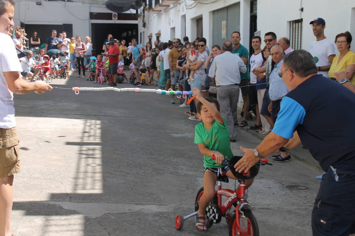 El barrio de Los Mártires ha vuelto a llenarse de fiesta, juegos y sabores típicos este fin de semana con la celebración de su tradicional 'Velá' que este año se ha vivido durante la noche del sábado y la mañana y primeras horas de la tarde del domingo.Los más pequeños del barrio callonco y de otros barrios de Jerez fueron protagonistas anoche con actividades como una exhibición de playbacks. El momento más especial fue la actuación del grupo jerezano 'Camerata Bolero' que, con un pedacito de su corazón musical prendido del Llano de Los Mártires donde ya ha deleitado con su música a sus paisanos en distintas ocasiones, anoche volvía a cantar al amor y a la vida, compartiendo la dicha de sus 25 años de andadura con sus más fieles seguidores. Con dos fantásticas voces femeninas como parte del grupo, María Jesús Méndez y María del Carmen Gordillo, Camerata Bolero esquivó la línea del tiempo con canciones eternas que solo entienden de sentimiento. El público regaló a sus componentes su aplauso y a su afecto.La ermita de los Santos Mártires ha sido testigo hoy domingo, con la luz del día, de la algarabía y la fiesta. El repique de sus campanas anunciaba por la mañana la celebración de la misa en acción de gracias, recordando la larga tradición de esta 'Velá', con más de 200 años de historia, y el singular desfile de gigantes y cabezudos invitaba a los niños y niñas a participar y a disfrutar de los juegos populares: carrera de cintas en bicicletas, carrera de sacos, el maratón callonco, y a divertirse también con distintas atracciones de agua y un cañón de espuma. La venta de los ricos dulces martileros y el servicio de barra atendido por los vecinos del barrio han puesto sabor a la celebración.