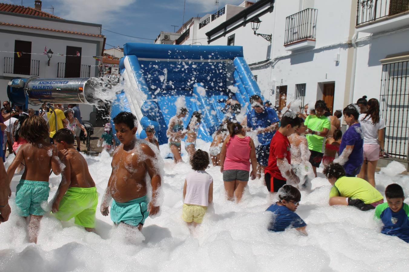 El barrio de Los Mártires ha vuelto a llenarse de fiesta, juegos y sabores típicos este fin de semana con la celebración de su tradicional 'Velá' que este año se ha vivido durante la noche del sábado y la mañana y primeras horas de la tarde del domingo.Los más pequeños del barrio callonco y de otros barrios de Jerez fueron protagonistas anoche con actividades como una exhibición de playbacks. El momento más especial fue la actuación del grupo jerezano 'Camerata Bolero' que, con un pedacito de su corazón musical prendido del Llano de Los Mártires donde ya ha deleitado con su música a sus paisanos en distintas ocasiones, anoche volvía a cantar al amor y a la vida, compartiendo la dicha de sus 25 años de andadura con sus más fieles seguidores. Con dos fantásticas voces femeninas como parte del grupo, María Jesús Méndez y María del Carmen Gordillo, Camerata Bolero esquivó la línea del tiempo con canciones eternas que solo entienden de sentimiento. El público regaló a sus componentes su aplauso y a su afecto.La ermita de los Santos Mártires ha sido testigo hoy domingo, con la luz del día, de la algarabía y la fiesta. El repique de sus campanas anunciaba por la mañana la celebración de la misa en acción de gracias, recordando la larga tradición de esta 'Velá', con más de 200 años de historia, y el singular desfile de gigantes y cabezudos invitaba a los niños y niñas a participar y a disfrutar de los juegos populares: carrera de cintas en bicicletas, carrera de sacos, el maratón callonco, y a divertirse también con distintas atracciones de agua y un cañón de espuma. La venta de los ricos dulces martileros y el servicio de barra atendido por los vecinos del barrio han puesto sabor a la celebración.