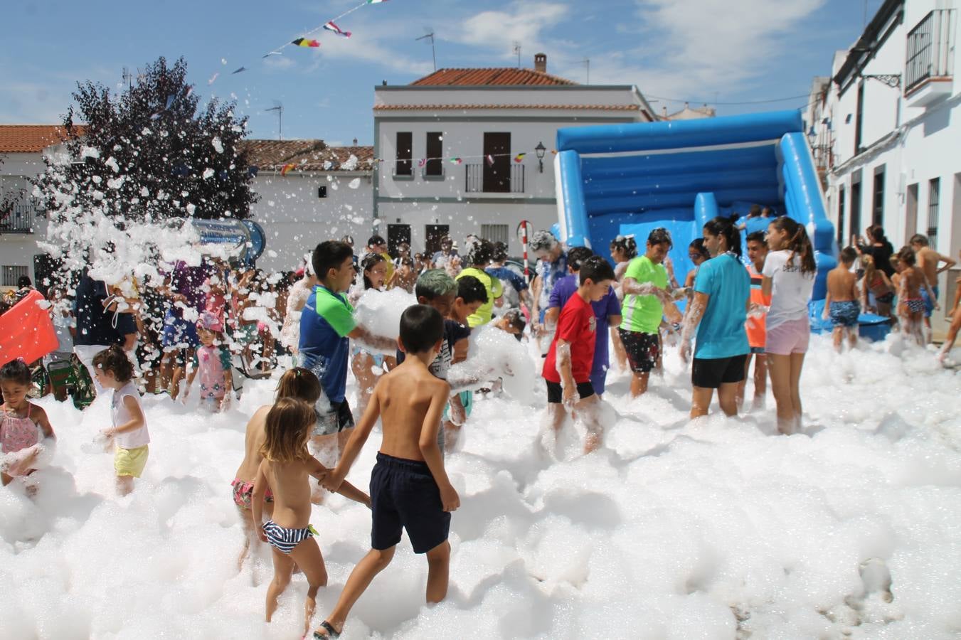 El barrio de Los Mártires ha vuelto a llenarse de fiesta, juegos y sabores típicos este fin de semana con la celebración de su tradicional 'Velá' que este año se ha vivido durante la noche del sábado y la mañana y primeras horas de la tarde del domingo.Los más pequeños del barrio callonco y de otros barrios de Jerez fueron protagonistas anoche con actividades como una exhibición de playbacks. El momento más especial fue la actuación del grupo jerezano 'Camerata Bolero' que, con un pedacito de su corazón musical prendido del Llano de Los Mártires donde ya ha deleitado con su música a sus paisanos en distintas ocasiones, anoche volvía a cantar al amor y a la vida, compartiendo la dicha de sus 25 años de andadura con sus más fieles seguidores. Con dos fantásticas voces femeninas como parte del grupo, María Jesús Méndez y María del Carmen Gordillo, Camerata Bolero esquivó la línea del tiempo con canciones eternas que solo entienden de sentimiento. El público regaló a sus componentes su aplauso y a su afecto.La ermita de los Santos Mártires ha sido testigo hoy domingo, con la luz del día, de la algarabía y la fiesta. El repique de sus campanas anunciaba por la mañana la celebración de la misa en acción de gracias, recordando la larga tradición de esta 'Velá', con más de 200 años de historia, y el singular desfile de gigantes y cabezudos invitaba a los niños y niñas a participar y a disfrutar de los juegos populares: carrera de cintas en bicicletas, carrera de sacos, el maratón callonco, y a divertirse también con distintas atracciones de agua y un cañón de espuma. La venta de los ricos dulces martileros y el servicio de barra atendido por los vecinos del barrio han puesto sabor a la celebración.