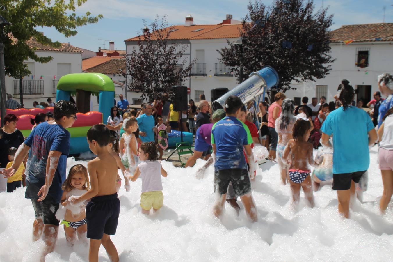 El barrio de Los Mártires ha vuelto a llenarse de fiesta, juegos y sabores típicos este fin de semana con la celebración de su tradicional 'Velá' que este año se ha vivido durante la noche del sábado y la mañana y primeras horas de la tarde del domingo.Los más pequeños del barrio callonco y de otros barrios de Jerez fueron protagonistas anoche con actividades como una exhibición de playbacks. El momento más especial fue la actuación del grupo jerezano 'Camerata Bolero' que, con un pedacito de su corazón musical prendido del Llano de Los Mártires donde ya ha deleitado con su música a sus paisanos en distintas ocasiones, anoche volvía a cantar al amor y a la vida, compartiendo la dicha de sus 25 años de andadura con sus más fieles seguidores. Con dos fantásticas voces femeninas como parte del grupo, María Jesús Méndez y María del Carmen Gordillo, Camerata Bolero esquivó la línea del tiempo con canciones eternas que solo entienden de sentimiento. El público regaló a sus componentes su aplauso y a su afecto.La ermita de los Santos Mártires ha sido testigo hoy domingo, con la luz del día, de la algarabía y la fiesta. El repique de sus campanas anunciaba por la mañana la celebración de la misa en acción de gracias, recordando la larga tradición de esta 'Velá', con más de 200 años de historia, y el singular desfile de gigantes y cabezudos invitaba a los niños y niñas a participar y a disfrutar de los juegos populares: carrera de cintas en bicicletas, carrera de sacos, el maratón callonco, y a divertirse también con distintas atracciones de agua y un cañón de espuma. La venta de los ricos dulces martileros y el servicio de barra atendido por los vecinos del barrio han puesto sabor a la celebración.