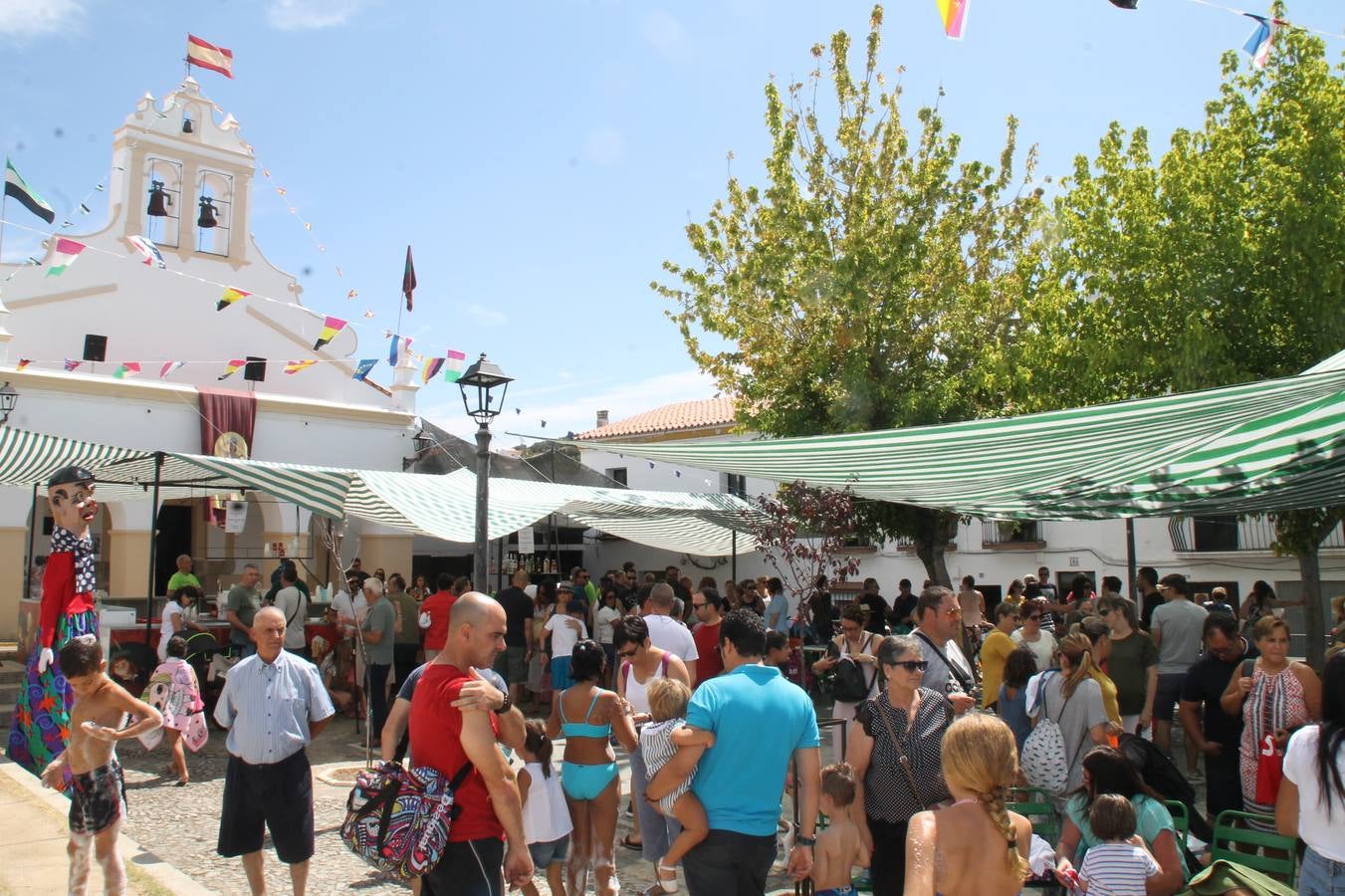 El barrio de Los Mártires ha vuelto a llenarse de fiesta, juegos y sabores típicos este fin de semana con la celebración de su tradicional 'Velá' que este año se ha vivido durante la noche del sábado y la mañana y primeras horas de la tarde del domingo.Los más pequeños del barrio callonco y de otros barrios de Jerez fueron protagonistas anoche con actividades como una exhibición de playbacks. El momento más especial fue la actuación del grupo jerezano 'Camerata Bolero' que, con un pedacito de su corazón musical prendido del Llano de Los Mártires donde ya ha deleitado con su música a sus paisanos en distintas ocasiones, anoche volvía a cantar al amor y a la vida, compartiendo la dicha de sus 25 años de andadura con sus más fieles seguidores. Con dos fantásticas voces femeninas como parte del grupo, María Jesús Méndez y María del Carmen Gordillo, Camerata Bolero esquivó la línea del tiempo con canciones eternas que solo entienden de sentimiento. El público regaló a sus componentes su aplauso y a su afecto.La ermita de los Santos Mártires ha sido testigo hoy domingo, con la luz del día, de la algarabía y la fiesta. El repique de sus campanas anunciaba por la mañana la celebración de la misa en acción de gracias, recordando la larga tradición de esta 'Velá', con más de 200 años de historia, y el singular desfile de gigantes y cabezudos invitaba a los niños y niñas a participar y a disfrutar de los juegos populares: carrera de cintas en bicicletas, carrera de sacos, el maratón callonco, y a divertirse también con distintas atracciones de agua y un cañón de espuma. La venta de los ricos dulces martileros y el servicio de barra atendido por los vecinos del barrio han puesto sabor a la celebración.