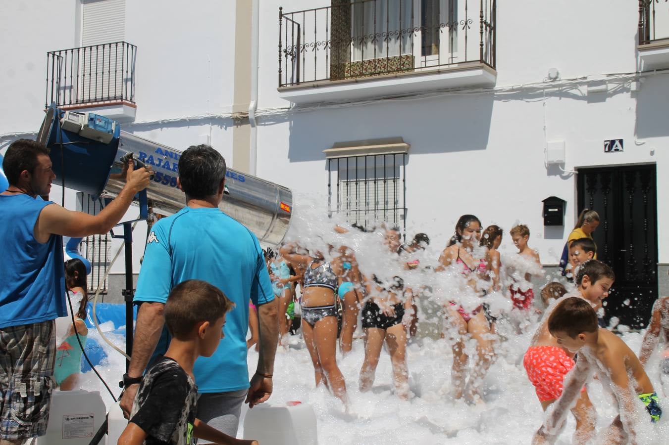 El barrio de Los Mártires ha vuelto a llenarse de fiesta, juegos y sabores típicos este fin de semana con la celebración de su tradicional 'Velá' que este año se ha vivido durante la noche del sábado y la mañana y primeras horas de la tarde del domingo.Los más pequeños del barrio callonco y de otros barrios de Jerez fueron protagonistas anoche con actividades como una exhibición de playbacks. El momento más especial fue la actuación del grupo jerezano 'Camerata Bolero' que, con un pedacito de su corazón musical prendido del Llano de Los Mártires donde ya ha deleitado con su música a sus paisanos en distintas ocasiones, anoche volvía a cantar al amor y a la vida, compartiendo la dicha de sus 25 años de andadura con sus más fieles seguidores. Con dos fantásticas voces femeninas como parte del grupo, María Jesús Méndez y María del Carmen Gordillo, Camerata Bolero esquivó la línea del tiempo con canciones eternas que solo entienden de sentimiento. El público regaló a sus componentes su aplauso y a su afecto.La ermita de los Santos Mártires ha sido testigo hoy domingo, con la luz del día, de la algarabía y la fiesta. El repique de sus campanas anunciaba por la mañana la celebración de la misa en acción de gracias, recordando la larga tradición de esta 'Velá', con más de 200 años de historia, y el singular desfile de gigantes y cabezudos invitaba a los niños y niñas a participar y a disfrutar de los juegos populares: carrera de cintas en bicicletas, carrera de sacos, el maratón callonco, y a divertirse también con distintas atracciones de agua y un cañón de espuma. La venta de los ricos dulces martileros y el servicio de barra atendido por los vecinos del barrio han puesto sabor a la celebración.