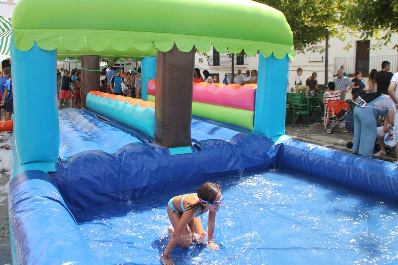 El barrio de Los Mártires ha vuelto a llenarse de fiesta, juegos y sabores típicos este fin de semana con la celebración de su tradicional 'Velá' que este año se ha vivido durante la noche del sábado y la mañana y primeras horas de la tarde del domingo.Los más pequeños del barrio callonco y de otros barrios de Jerez fueron protagonistas anoche con actividades como una exhibición de playbacks. El momento más especial fue la actuación del grupo jerezano 'Camerata Bolero' que, con un pedacito de su corazón musical prendido del Llano de Los Mártires donde ya ha deleitado con su música a sus paisanos en distintas ocasiones, anoche volvía a cantar al amor y a la vida, compartiendo la dicha de sus 25 años de andadura con sus más fieles seguidores. Con dos fantásticas voces femeninas como parte del grupo, María Jesús Méndez y María del Carmen Gordillo, Camerata Bolero esquivó la línea del tiempo con canciones eternas que solo entienden de sentimiento. El público regaló a sus componentes su aplauso y a su afecto.La ermita de los Santos Mártires ha sido testigo hoy domingo, con la luz del día, de la algarabía y la fiesta. El repique de sus campanas anunciaba por la mañana la celebración de la misa en acción de gracias, recordando la larga tradición de esta 'Velá', con más de 200 años de historia, y el singular desfile de gigantes y cabezudos invitaba a los niños y niñas a participar y a disfrutar de los juegos populares: carrera de cintas en bicicletas, carrera de sacos, el maratón callonco, y a divertirse también con distintas atracciones de agua y un cañón de espuma. La venta de los ricos dulces martileros y el servicio de barra atendido por los vecinos del barrio han puesto sabor a la celebración.