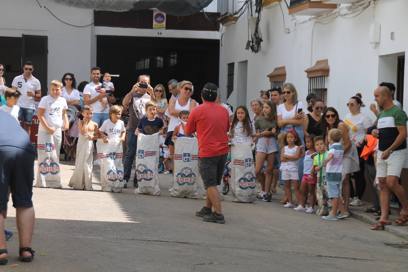 El barrio de Los Mártires ha vuelto a llenarse de fiesta, juegos y sabores típicos este fin de semana con la celebración de su tradicional 'Velá' que este año se ha vivido durante la noche del sábado y la mañana y primeras horas de la tarde del domingo.Los más pequeños del barrio callonco y de otros barrios de Jerez fueron protagonistas anoche con actividades como una exhibición de playbacks. El momento más especial fue la actuación del grupo jerezano 'Camerata Bolero' que, con un pedacito de su corazón musical prendido del Llano de Los Mártires donde ya ha deleitado con su música a sus paisanos en distintas ocasiones, anoche volvía a cantar al amor y a la vida, compartiendo la dicha de sus 25 años de andadura con sus más fieles seguidores. Con dos fantásticas voces femeninas como parte del grupo, María Jesús Méndez y María del Carmen Gordillo, Camerata Bolero esquivó la línea del tiempo con canciones eternas que solo entienden de sentimiento. El público regaló a sus componentes su aplauso y a su afecto.La ermita de los Santos Mártires ha sido testigo hoy domingo, con la luz del día, de la algarabía y la fiesta. El repique de sus campanas anunciaba por la mañana la celebración de la misa en acción de gracias, recordando la larga tradición de esta 'Velá', con más de 200 años de historia, y el singular desfile de gigantes y cabezudos invitaba a los niños y niñas a participar y a disfrutar de los juegos populares: carrera de cintas en bicicletas, carrera de sacos, el maratón callonco, y a divertirse también con distintas atracciones de agua y un cañón de espuma. La venta de los ricos dulces martileros y el servicio de barra atendido por los vecinos del barrio han puesto sabor a la celebración.