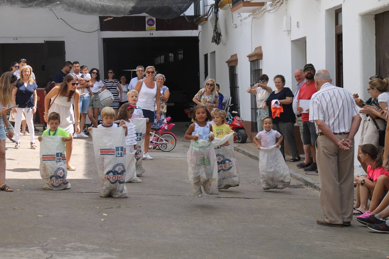 El barrio de Los Mártires ha vuelto a llenarse de fiesta, juegos y sabores típicos este fin de semana con la celebración de su tradicional 'Velá' que este año se ha vivido durante la noche del sábado y la mañana y primeras horas de la tarde del domingo.Los más pequeños del barrio callonco y de otros barrios de Jerez fueron protagonistas anoche con actividades como una exhibición de playbacks. El momento más especial fue la actuación del grupo jerezano 'Camerata Bolero' que, con un pedacito de su corazón musical prendido del Llano de Los Mártires donde ya ha deleitado con su música a sus paisanos en distintas ocasiones, anoche volvía a cantar al amor y a la vida, compartiendo la dicha de sus 25 años de andadura con sus más fieles seguidores. Con dos fantásticas voces femeninas como parte del grupo, María Jesús Méndez y María del Carmen Gordillo, Camerata Bolero esquivó la línea del tiempo con canciones eternas que solo entienden de sentimiento. El público regaló a sus componentes su aplauso y a su afecto.La ermita de los Santos Mártires ha sido testigo hoy domingo, con la luz del día, de la algarabía y la fiesta. El repique de sus campanas anunciaba por la mañana la celebración de la misa en acción de gracias, recordando la larga tradición de esta 'Velá', con más de 200 años de historia, y el singular desfile de gigantes y cabezudos invitaba a los niños y niñas a participar y a disfrutar de los juegos populares: carrera de cintas en bicicletas, carrera de sacos, el maratón callonco, y a divertirse también con distintas atracciones de agua y un cañón de espuma. La venta de los ricos dulces martileros y el servicio de barra atendido por los vecinos del barrio han puesto sabor a la celebración.