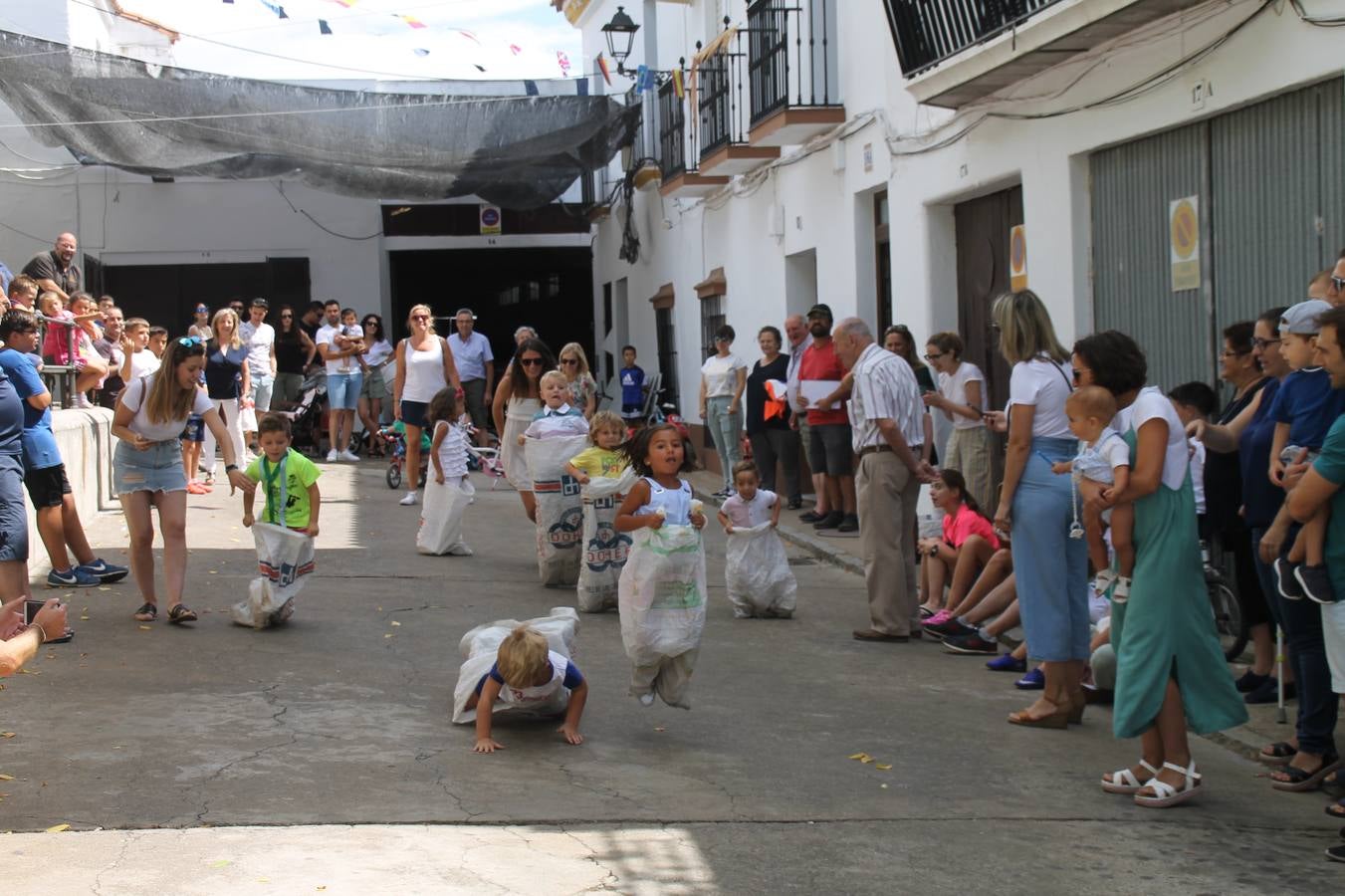El barrio de Los Mártires ha vuelto a llenarse de fiesta, juegos y sabores típicos este fin de semana con la celebración de su tradicional 'Velá' que este año se ha vivido durante la noche del sábado y la mañana y primeras horas de la tarde del domingo.Los más pequeños del barrio callonco y de otros barrios de Jerez fueron protagonistas anoche con actividades como una exhibición de playbacks. El momento más especial fue la actuación del grupo jerezano 'Camerata Bolero' que, con un pedacito de su corazón musical prendido del Llano de Los Mártires donde ya ha deleitado con su música a sus paisanos en distintas ocasiones, anoche volvía a cantar al amor y a la vida, compartiendo la dicha de sus 25 años de andadura con sus más fieles seguidores. Con dos fantásticas voces femeninas como parte del grupo, María Jesús Méndez y María del Carmen Gordillo, Camerata Bolero esquivó la línea del tiempo con canciones eternas que solo entienden de sentimiento. El público regaló a sus componentes su aplauso y a su afecto.La ermita de los Santos Mártires ha sido testigo hoy domingo, con la luz del día, de la algarabía y la fiesta. El repique de sus campanas anunciaba por la mañana la celebración de la misa en acción de gracias, recordando la larga tradición de esta 'Velá', con más de 200 años de historia, y el singular desfile de gigantes y cabezudos invitaba a los niños y niñas a participar y a disfrutar de los juegos populares: carrera de cintas en bicicletas, carrera de sacos, el maratón callonco, y a divertirse también con distintas atracciones de agua y un cañón de espuma. La venta de los ricos dulces martileros y el servicio de barra atendido por los vecinos del barrio han puesto sabor a la celebración.