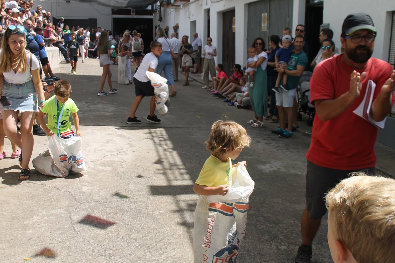 El barrio de Los Mártires ha vuelto a llenarse de fiesta, juegos y sabores típicos este fin de semana con la celebración de su tradicional 'Velá' que este año se ha vivido durante la noche del sábado y la mañana y primeras horas de la tarde del domingo.Los más pequeños del barrio callonco y de otros barrios de Jerez fueron protagonistas anoche con actividades como una exhibición de playbacks. El momento más especial fue la actuación del grupo jerezano 'Camerata Bolero' que, con un pedacito de su corazón musical prendido del Llano de Los Mártires donde ya ha deleitado con su música a sus paisanos en distintas ocasiones, anoche volvía a cantar al amor y a la vida, compartiendo la dicha de sus 25 años de andadura con sus más fieles seguidores. Con dos fantásticas voces femeninas como parte del grupo, María Jesús Méndez y María del Carmen Gordillo, Camerata Bolero esquivó la línea del tiempo con canciones eternas que solo entienden de sentimiento. El público regaló a sus componentes su aplauso y a su afecto.La ermita de los Santos Mártires ha sido testigo hoy domingo, con la luz del día, de la algarabía y la fiesta. El repique de sus campanas anunciaba por la mañana la celebración de la misa en acción de gracias, recordando la larga tradición de esta 'Velá', con más de 200 años de historia, y el singular desfile de gigantes y cabezudos invitaba a los niños y niñas a participar y a disfrutar de los juegos populares: carrera de cintas en bicicletas, carrera de sacos, el maratón callonco, y a divertirse también con distintas atracciones de agua y un cañón de espuma. La venta de los ricos dulces martileros y el servicio de barra atendido por los vecinos del barrio han puesto sabor a la celebración.