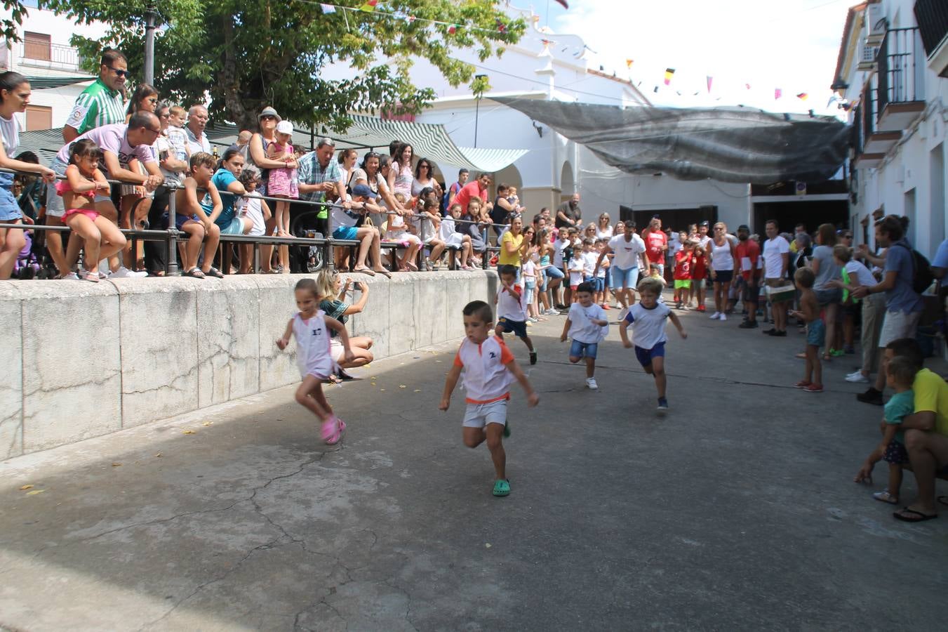 El barrio de Los Mártires ha vuelto a llenarse de fiesta, juegos y sabores típicos este fin de semana con la celebración de su tradicional 'Velá' que este año se ha vivido durante la noche del sábado y la mañana y primeras horas de la tarde del domingo.Los más pequeños del barrio callonco y de otros barrios de Jerez fueron protagonistas anoche con actividades como una exhibición de playbacks. El momento más especial fue la actuación del grupo jerezano 'Camerata Bolero' que, con un pedacito de su corazón musical prendido del Llano de Los Mártires donde ya ha deleitado con su música a sus paisanos en distintas ocasiones, anoche volvía a cantar al amor y a la vida, compartiendo la dicha de sus 25 años de andadura con sus más fieles seguidores. Con dos fantásticas voces femeninas como parte del grupo, María Jesús Méndez y María del Carmen Gordillo, Camerata Bolero esquivó la línea del tiempo con canciones eternas que solo entienden de sentimiento. El público regaló a sus componentes su aplauso y a su afecto.La ermita de los Santos Mártires ha sido testigo hoy domingo, con la luz del día, de la algarabía y la fiesta. El repique de sus campanas anunciaba por la mañana la celebración de la misa en acción de gracias, recordando la larga tradición de esta 'Velá', con más de 200 años de historia, y el singular desfile de gigantes y cabezudos invitaba a los niños y niñas a participar y a disfrutar de los juegos populares: carrera de cintas en bicicletas, carrera de sacos, el maratón callonco, y a divertirse también con distintas atracciones de agua y un cañón de espuma. La venta de los ricos dulces martileros y el servicio de barra atendido por los vecinos del barrio han puesto sabor a la celebración.