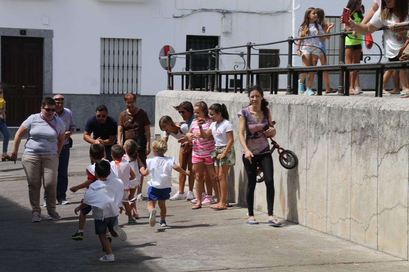 El barrio de Los Mártires ha vuelto a llenarse de fiesta, juegos y sabores típicos este fin de semana con la celebración de su tradicional 'Velá' que este año se ha vivido durante la noche del sábado y la mañana y primeras horas de la tarde del domingo.Los más pequeños del barrio callonco y de otros barrios de Jerez fueron protagonistas anoche con actividades como una exhibición de playbacks. El momento más especial fue la actuación del grupo jerezano 'Camerata Bolero' que, con un pedacito de su corazón musical prendido del Llano de Los Mártires donde ya ha deleitado con su música a sus paisanos en distintas ocasiones, anoche volvía a cantar al amor y a la vida, compartiendo la dicha de sus 25 años de andadura con sus más fieles seguidores. Con dos fantásticas voces femeninas como parte del grupo, María Jesús Méndez y María del Carmen Gordillo, Camerata Bolero esquivó la línea del tiempo con canciones eternas que solo entienden de sentimiento. El público regaló a sus componentes su aplauso y a su afecto.La ermita de los Santos Mártires ha sido testigo hoy domingo, con la luz del día, de la algarabía y la fiesta. El repique de sus campanas anunciaba por la mañana la celebración de la misa en acción de gracias, recordando la larga tradición de esta 'Velá', con más de 200 años de historia, y el singular desfile de gigantes y cabezudos invitaba a los niños y niñas a participar y a disfrutar de los juegos populares: carrera de cintas en bicicletas, carrera de sacos, el maratón callonco, y a divertirse también con distintas atracciones de agua y un cañón de espuma. La venta de los ricos dulces martileros y el servicio de barra atendido por los vecinos del barrio han puesto sabor a la celebración.