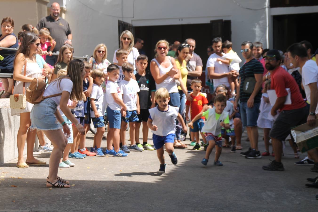 El barrio de Los Mártires ha vuelto a llenarse de fiesta, juegos y sabores típicos este fin de semana con la celebración de su tradicional 'Velá' que este año se ha vivido durante la noche del sábado y la mañana y primeras horas de la tarde del domingo.Los más pequeños del barrio callonco y de otros barrios de Jerez fueron protagonistas anoche con actividades como una exhibición de playbacks. El momento más especial fue la actuación del grupo jerezano 'Camerata Bolero' que, con un pedacito de su corazón musical prendido del Llano de Los Mártires donde ya ha deleitado con su música a sus paisanos en distintas ocasiones, anoche volvía a cantar al amor y a la vida, compartiendo la dicha de sus 25 años de andadura con sus más fieles seguidores. Con dos fantásticas voces femeninas como parte del grupo, María Jesús Méndez y María del Carmen Gordillo, Camerata Bolero esquivó la línea del tiempo con canciones eternas que solo entienden de sentimiento. El público regaló a sus componentes su aplauso y a su afecto.La ermita de los Santos Mártires ha sido testigo hoy domingo, con la luz del día, de la algarabía y la fiesta. El repique de sus campanas anunciaba por la mañana la celebración de la misa en acción de gracias, recordando la larga tradición de esta 'Velá', con más de 200 años de historia, y el singular desfile de gigantes y cabezudos invitaba a los niños y niñas a participar y a disfrutar de los juegos populares: carrera de cintas en bicicletas, carrera de sacos, el maratón callonco, y a divertirse también con distintas atracciones de agua y un cañón de espuma. La venta de los ricos dulces martileros y el servicio de barra atendido por los vecinos del barrio han puesto sabor a la celebración.