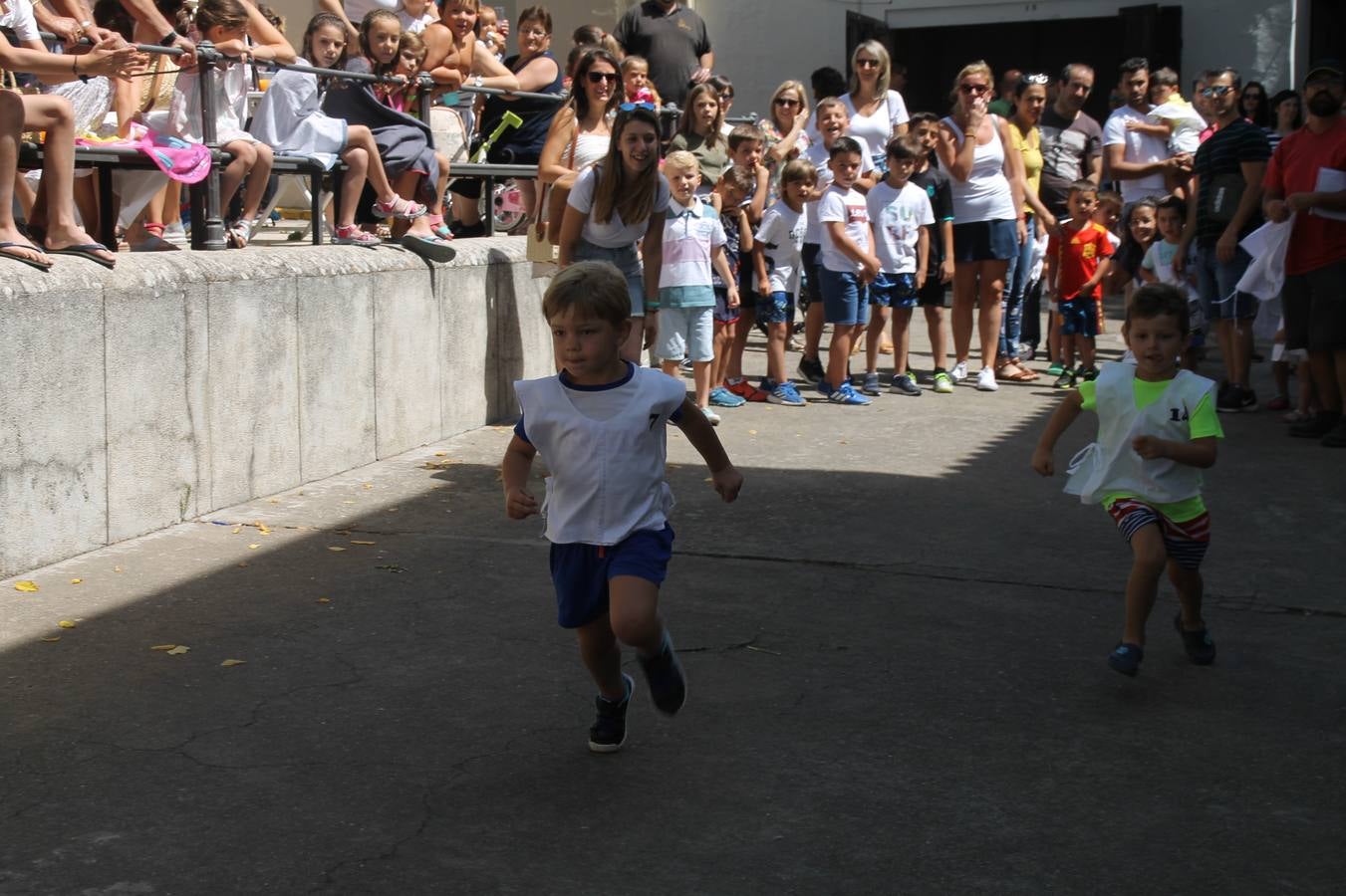 El barrio de Los Mártires ha vuelto a llenarse de fiesta, juegos y sabores típicos este fin de semana con la celebración de su tradicional 'Velá' que este año se ha vivido durante la noche del sábado y la mañana y primeras horas de la tarde del domingo.Los más pequeños del barrio callonco y de otros barrios de Jerez fueron protagonistas anoche con actividades como una exhibición de playbacks. El momento más especial fue la actuación del grupo jerezano 'Camerata Bolero' que, con un pedacito de su corazón musical prendido del Llano de Los Mártires donde ya ha deleitado con su música a sus paisanos en distintas ocasiones, anoche volvía a cantar al amor y a la vida, compartiendo la dicha de sus 25 años de andadura con sus más fieles seguidores. Con dos fantásticas voces femeninas como parte del grupo, María Jesús Méndez y María del Carmen Gordillo, Camerata Bolero esquivó la línea del tiempo con canciones eternas que solo entienden de sentimiento. El público regaló a sus componentes su aplauso y a su afecto.La ermita de los Santos Mártires ha sido testigo hoy domingo, con la luz del día, de la algarabía y la fiesta. El repique de sus campanas anunciaba por la mañana la celebración de la misa en acción de gracias, recordando la larga tradición de esta 'Velá', con más de 200 años de historia, y el singular desfile de gigantes y cabezudos invitaba a los niños y niñas a participar y a disfrutar de los juegos populares: carrera de cintas en bicicletas, carrera de sacos, el maratón callonco, y a divertirse también con distintas atracciones de agua y un cañón de espuma. La venta de los ricos dulces martileros y el servicio de barra atendido por los vecinos del barrio han puesto sabor a la celebración.
