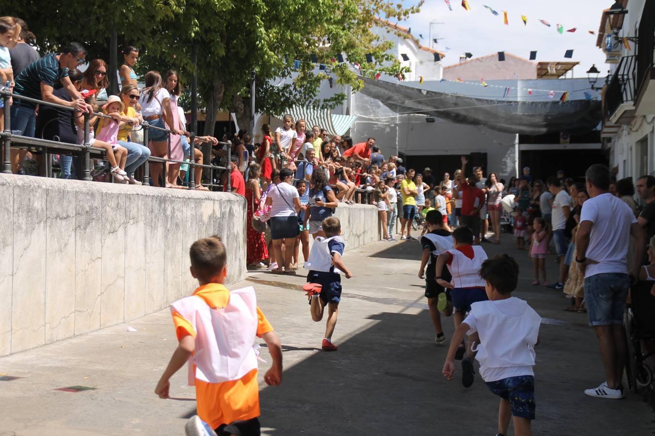 El barrio de Los Mártires ha vuelto a llenarse de fiesta, juegos y sabores típicos este fin de semana con la celebración de su tradicional 'Velá' que este año se ha vivido durante la noche del sábado y la mañana y primeras horas de la tarde del domingo.Los más pequeños del barrio callonco y de otros barrios de Jerez fueron protagonistas anoche con actividades como una exhibición de playbacks. El momento más especial fue la actuación del grupo jerezano 'Camerata Bolero' que, con un pedacito de su corazón musical prendido del Llano de Los Mártires donde ya ha deleitado con su música a sus paisanos en distintas ocasiones, anoche volvía a cantar al amor y a la vida, compartiendo la dicha de sus 25 años de andadura con sus más fieles seguidores. Con dos fantásticas voces femeninas como parte del grupo, María Jesús Méndez y María del Carmen Gordillo, Camerata Bolero esquivó la línea del tiempo con canciones eternas que solo entienden de sentimiento. El público regaló a sus componentes su aplauso y a su afecto.La ermita de los Santos Mártires ha sido testigo hoy domingo, con la luz del día, de la algarabía y la fiesta. El repique de sus campanas anunciaba por la mañana la celebración de la misa en acción de gracias, recordando la larga tradición de esta 'Velá', con más de 200 años de historia, y el singular desfile de gigantes y cabezudos invitaba a los niños y niñas a participar y a disfrutar de los juegos populares: carrera de cintas en bicicletas, carrera de sacos, el maratón callonco, y a divertirse también con distintas atracciones de agua y un cañón de espuma. La venta de los ricos dulces martileros y el servicio de barra atendido por los vecinos del barrio han puesto sabor a la celebración.