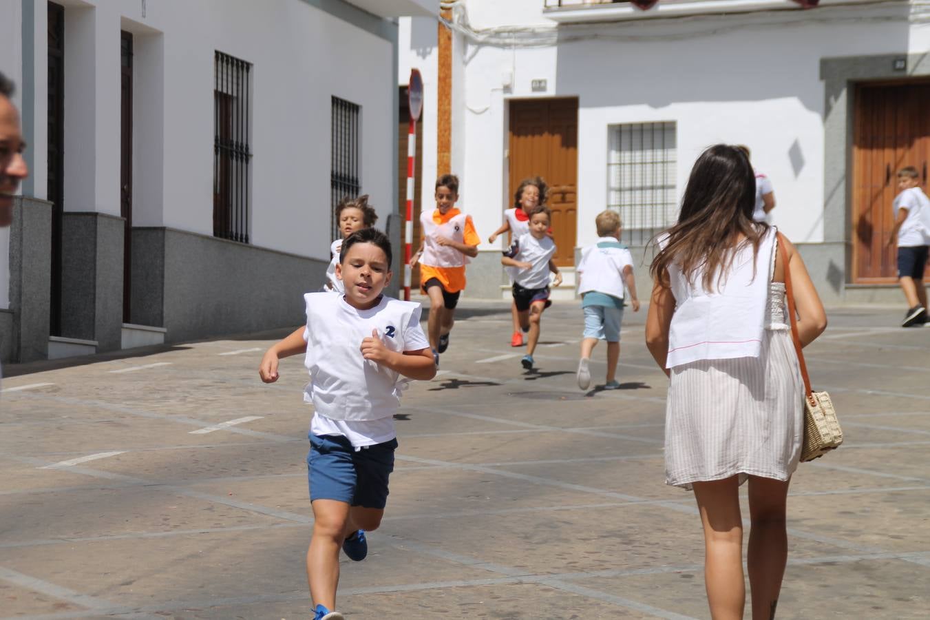 El barrio de Los Mártires ha vuelto a llenarse de fiesta, juegos y sabores típicos este fin de semana con la celebración de su tradicional 'Velá' que este año se ha vivido durante la noche del sábado y la mañana y primeras horas de la tarde del domingo.Los más pequeños del barrio callonco y de otros barrios de Jerez fueron protagonistas anoche con actividades como una exhibición de playbacks. El momento más especial fue la actuación del grupo jerezano 'Camerata Bolero' que, con un pedacito de su corazón musical prendido del Llano de Los Mártires donde ya ha deleitado con su música a sus paisanos en distintas ocasiones, anoche volvía a cantar al amor y a la vida, compartiendo la dicha de sus 25 años de andadura con sus más fieles seguidores. Con dos fantásticas voces femeninas como parte del grupo, María Jesús Méndez y María del Carmen Gordillo, Camerata Bolero esquivó la línea del tiempo con canciones eternas que solo entienden de sentimiento. El público regaló a sus componentes su aplauso y a su afecto.La ermita de los Santos Mártires ha sido testigo hoy domingo, con la luz del día, de la algarabía y la fiesta. El repique de sus campanas anunciaba por la mañana la celebración de la misa en acción de gracias, recordando la larga tradición de esta 'Velá', con más de 200 años de historia, y el singular desfile de gigantes y cabezudos invitaba a los niños y niñas a participar y a disfrutar de los juegos populares: carrera de cintas en bicicletas, carrera de sacos, el maratón callonco, y a divertirse también con distintas atracciones de agua y un cañón de espuma. La venta de los ricos dulces martileros y el servicio de barra atendido por los vecinos del barrio han puesto sabor a la celebración.