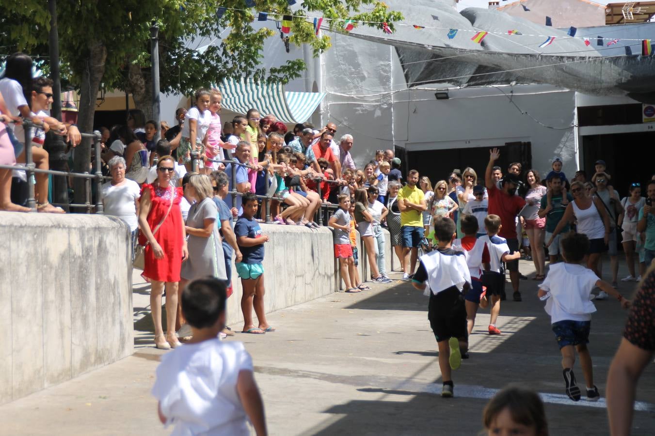 El barrio de Los Mártires ha vuelto a llenarse de fiesta, juegos y sabores típicos este fin de semana con la celebración de su tradicional 'Velá' que este año se ha vivido durante la noche del sábado y la mañana y primeras horas de la tarde del domingo.Los más pequeños del barrio callonco y de otros barrios de Jerez fueron protagonistas anoche con actividades como una exhibición de playbacks. El momento más especial fue la actuación del grupo jerezano 'Camerata Bolero' que, con un pedacito de su corazón musical prendido del Llano de Los Mártires donde ya ha deleitado con su música a sus paisanos en distintas ocasiones, anoche volvía a cantar al amor y a la vida, compartiendo la dicha de sus 25 años de andadura con sus más fieles seguidores. Con dos fantásticas voces femeninas como parte del grupo, María Jesús Méndez y María del Carmen Gordillo, Camerata Bolero esquivó la línea del tiempo con canciones eternas que solo entienden de sentimiento. El público regaló a sus componentes su aplauso y a su afecto.La ermita de los Santos Mártires ha sido testigo hoy domingo, con la luz del día, de la algarabía y la fiesta. El repique de sus campanas anunciaba por la mañana la celebración de la misa en acción de gracias, recordando la larga tradición de esta 'Velá', con más de 200 años de historia, y el singular desfile de gigantes y cabezudos invitaba a los niños y niñas a participar y a disfrutar de los juegos populares: carrera de cintas en bicicletas, carrera de sacos, el maratón callonco, y a divertirse también con distintas atracciones de agua y un cañón de espuma. La venta de los ricos dulces martileros y el servicio de barra atendido por los vecinos del barrio han puesto sabor a la celebración.