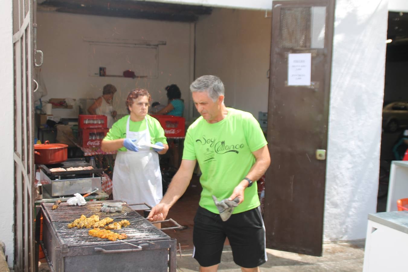El barrio de Los Mártires ha vuelto a llenarse de fiesta, juegos y sabores típicos este fin de semana con la celebración de su tradicional 'Velá' que este año se ha vivido durante la noche del sábado y la mañana y primeras horas de la tarde del domingo.Los más pequeños del barrio callonco y de otros barrios de Jerez fueron protagonistas anoche con actividades como una exhibición de playbacks. El momento más especial fue la actuación del grupo jerezano 'Camerata Bolero' que, con un pedacito de su corazón musical prendido del Llano de Los Mártires donde ya ha deleitado con su música a sus paisanos en distintas ocasiones, anoche volvía a cantar al amor y a la vida, compartiendo la dicha de sus 25 años de andadura con sus más fieles seguidores. Con dos fantásticas voces femeninas como parte del grupo, María Jesús Méndez y María del Carmen Gordillo, Camerata Bolero esquivó la línea del tiempo con canciones eternas que solo entienden de sentimiento. El público regaló a sus componentes su aplauso y a su afecto.La ermita de los Santos Mártires ha sido testigo hoy domingo, con la luz del día, de la algarabía y la fiesta. El repique de sus campanas anunciaba por la mañana la celebración de la misa en acción de gracias, recordando la larga tradición de esta 'Velá', con más de 200 años de historia, y el singular desfile de gigantes y cabezudos invitaba a los niños y niñas a participar y a disfrutar de los juegos populares: carrera de cintas en bicicletas, carrera de sacos, el maratón callonco, y a divertirse también con distintas atracciones de agua y un cañón de espuma. La venta de los ricos dulces martileros y el servicio de barra atendido por los vecinos del barrio han puesto sabor a la celebración.