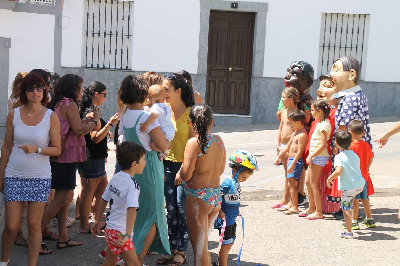 El barrio de Los Mártires ha vuelto a llenarse de fiesta, juegos y sabores típicos este fin de semana con la celebración de su tradicional 'Velá' que este año se ha vivido durante la noche del sábado y la mañana y primeras horas de la tarde del domingo.Los más pequeños del barrio callonco y de otros barrios de Jerez fueron protagonistas anoche con actividades como una exhibición de playbacks. El momento más especial fue la actuación del grupo jerezano 'Camerata Bolero' que, con un pedacito de su corazón musical prendido del Llano de Los Mártires donde ya ha deleitado con su música a sus paisanos en distintas ocasiones, anoche volvía a cantar al amor y a la vida, compartiendo la dicha de sus 25 años de andadura con sus más fieles seguidores. Con dos fantásticas voces femeninas como parte del grupo, María Jesús Méndez y María del Carmen Gordillo, Camerata Bolero esquivó la línea del tiempo con canciones eternas que solo entienden de sentimiento. El público regaló a sus componentes su aplauso y a su afecto.La ermita de los Santos Mártires ha sido testigo hoy domingo, con la luz del día, de la algarabía y la fiesta. El repique de sus campanas anunciaba por la mañana la celebración de la misa en acción de gracias, recordando la larga tradición de esta 'Velá', con más de 200 años de historia, y el singular desfile de gigantes y cabezudos invitaba a los niños y niñas a participar y a disfrutar de los juegos populares: carrera de cintas en bicicletas, carrera de sacos, el maratón callonco, y a divertirse también con distintas atracciones de agua y un cañón de espuma. La venta de los ricos dulces martileros y el servicio de barra atendido por los vecinos del barrio han puesto sabor a la celebración.