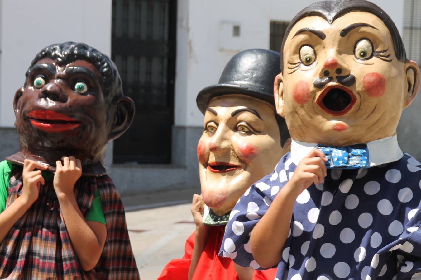 El barrio de Los Mártires ha vuelto a llenarse de fiesta, juegos y sabores típicos este fin de semana con la celebración de su tradicional 'Velá' que este año se ha vivido durante la noche del sábado y la mañana y primeras horas de la tarde del domingo.Los más pequeños del barrio callonco y de otros barrios de Jerez fueron protagonistas anoche con actividades como una exhibición de playbacks. El momento más especial fue la actuación del grupo jerezano 'Camerata Bolero' que, con un pedacito de su corazón musical prendido del Llano de Los Mártires donde ya ha deleitado con su música a sus paisanos en distintas ocasiones, anoche volvía a cantar al amor y a la vida, compartiendo la dicha de sus 25 años de andadura con sus más fieles seguidores. Con dos fantásticas voces femeninas como parte del grupo, María Jesús Méndez y María del Carmen Gordillo, Camerata Bolero esquivó la línea del tiempo con canciones eternas que solo entienden de sentimiento. El público regaló a sus componentes su aplauso y a su afecto.La ermita de los Santos Mártires ha sido testigo hoy domingo, con la luz del día, de la algarabía y la fiesta. El repique de sus campanas anunciaba por la mañana la celebración de la misa en acción de gracias, recordando la larga tradición de esta 'Velá', con más de 200 años de historia, y el singular desfile de gigantes y cabezudos invitaba a los niños y niñas a participar y a disfrutar de los juegos populares: carrera de cintas en bicicletas, carrera de sacos, el maratón callonco, y a divertirse también con distintas atracciones de agua y un cañón de espuma. La venta de los ricos dulces martileros y el servicio de barra atendido por los vecinos del barrio han puesto sabor a la celebración.