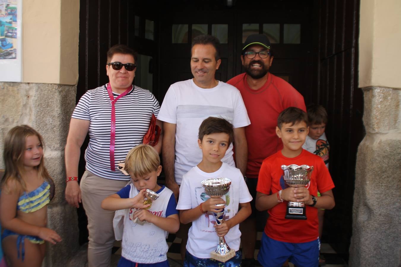 El barrio de Los Mártires ha vuelto a llenarse de fiesta, juegos y sabores típicos este fin de semana con la celebración de su tradicional 'Velá' que este año se ha vivido durante la noche del sábado y la mañana y primeras horas de la tarde del domingo.Los más pequeños del barrio callonco y de otros barrios de Jerez fueron protagonistas anoche con actividades como una exhibición de playbacks. El momento más especial fue la actuación del grupo jerezano 'Camerata Bolero' que, con un pedacito de su corazón musical prendido del Llano de Los Mártires donde ya ha deleitado con su música a sus paisanos en distintas ocasiones, anoche volvía a cantar al amor y a la vida, compartiendo la dicha de sus 25 años de andadura con sus más fieles seguidores. Con dos fantásticas voces femeninas como parte del grupo, María Jesús Méndez y María del Carmen Gordillo, Camerata Bolero esquivó la línea del tiempo con canciones eternas que solo entienden de sentimiento. El público regaló a sus componentes su aplauso y a su afecto.La ermita de los Santos Mártires ha sido testigo hoy domingo, con la luz del día, de la algarabía y la fiesta. El repique de sus campanas anunciaba por la mañana la celebración de la misa en acción de gracias, recordando la larga tradición de esta 'Velá', con más de 200 años de historia, y el singular desfile de gigantes y cabezudos invitaba a los niños y niñas a participar y a disfrutar de los juegos populares: carrera de cintas en bicicletas, carrera de sacos, el maratón callonco, y a divertirse también con distintas atracciones de agua y un cañón de espuma. La venta de los ricos dulces martileros y el servicio de barra atendido por los vecinos del barrio han puesto sabor a la celebración.