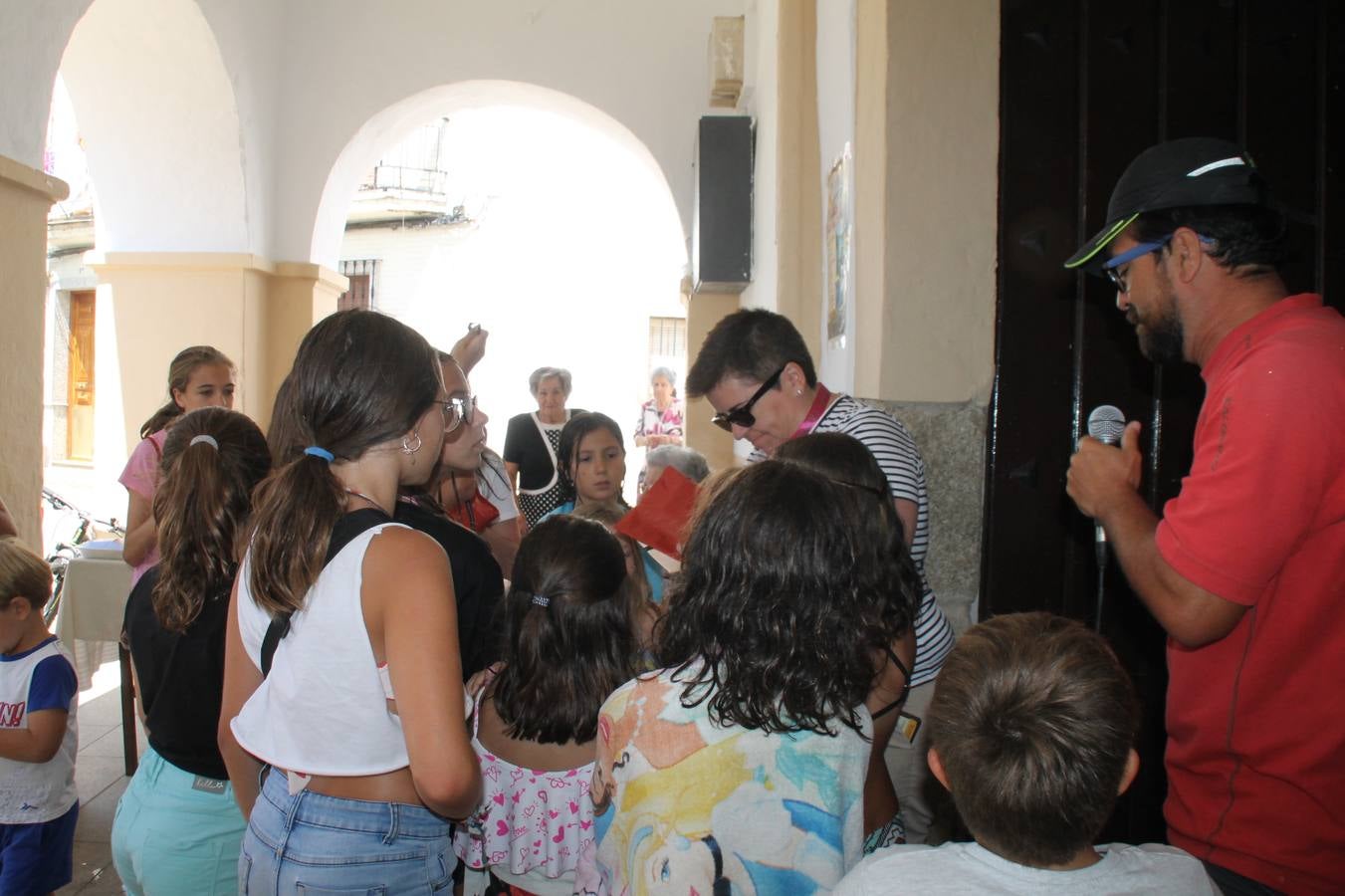 El barrio de Los Mártires ha vuelto a llenarse de fiesta, juegos y sabores típicos este fin de semana con la celebración de su tradicional 'Velá' que este año se ha vivido durante la noche del sábado y la mañana y primeras horas de la tarde del domingo.Los más pequeños del barrio callonco y de otros barrios de Jerez fueron protagonistas anoche con actividades como una exhibición de playbacks. El momento más especial fue la actuación del grupo jerezano 'Camerata Bolero' que, con un pedacito de su corazón musical prendido del Llano de Los Mártires donde ya ha deleitado con su música a sus paisanos en distintas ocasiones, anoche volvía a cantar al amor y a la vida, compartiendo la dicha de sus 25 años de andadura con sus más fieles seguidores. Con dos fantásticas voces femeninas como parte del grupo, María Jesús Méndez y María del Carmen Gordillo, Camerata Bolero esquivó la línea del tiempo con canciones eternas que solo entienden de sentimiento. El público regaló a sus componentes su aplauso y a su afecto.La ermita de los Santos Mártires ha sido testigo hoy domingo, con la luz del día, de la algarabía y la fiesta. El repique de sus campanas anunciaba por la mañana la celebración de la misa en acción de gracias, recordando la larga tradición de esta 'Velá', con más de 200 años de historia, y el singular desfile de gigantes y cabezudos invitaba a los niños y niñas a participar y a disfrutar de los juegos populares: carrera de cintas en bicicletas, carrera de sacos, el maratón callonco, y a divertirse también con distintas atracciones de agua y un cañón de espuma. La venta de los ricos dulces martileros y el servicio de barra atendido por los vecinos del barrio han puesto sabor a la celebración.
